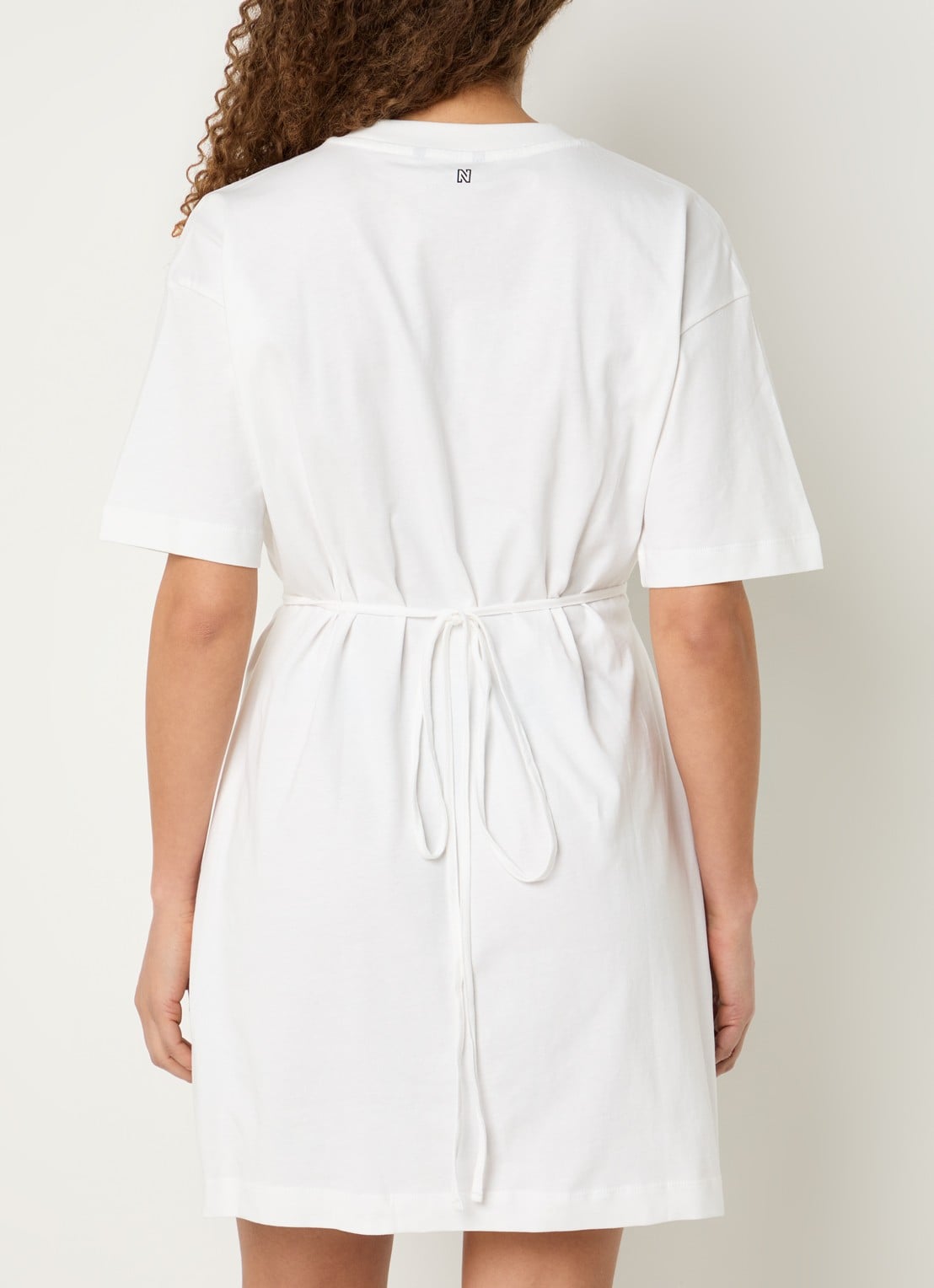 NIKKIE Patos T-shirt jurk met trekkoord - achterkant 3 wit
