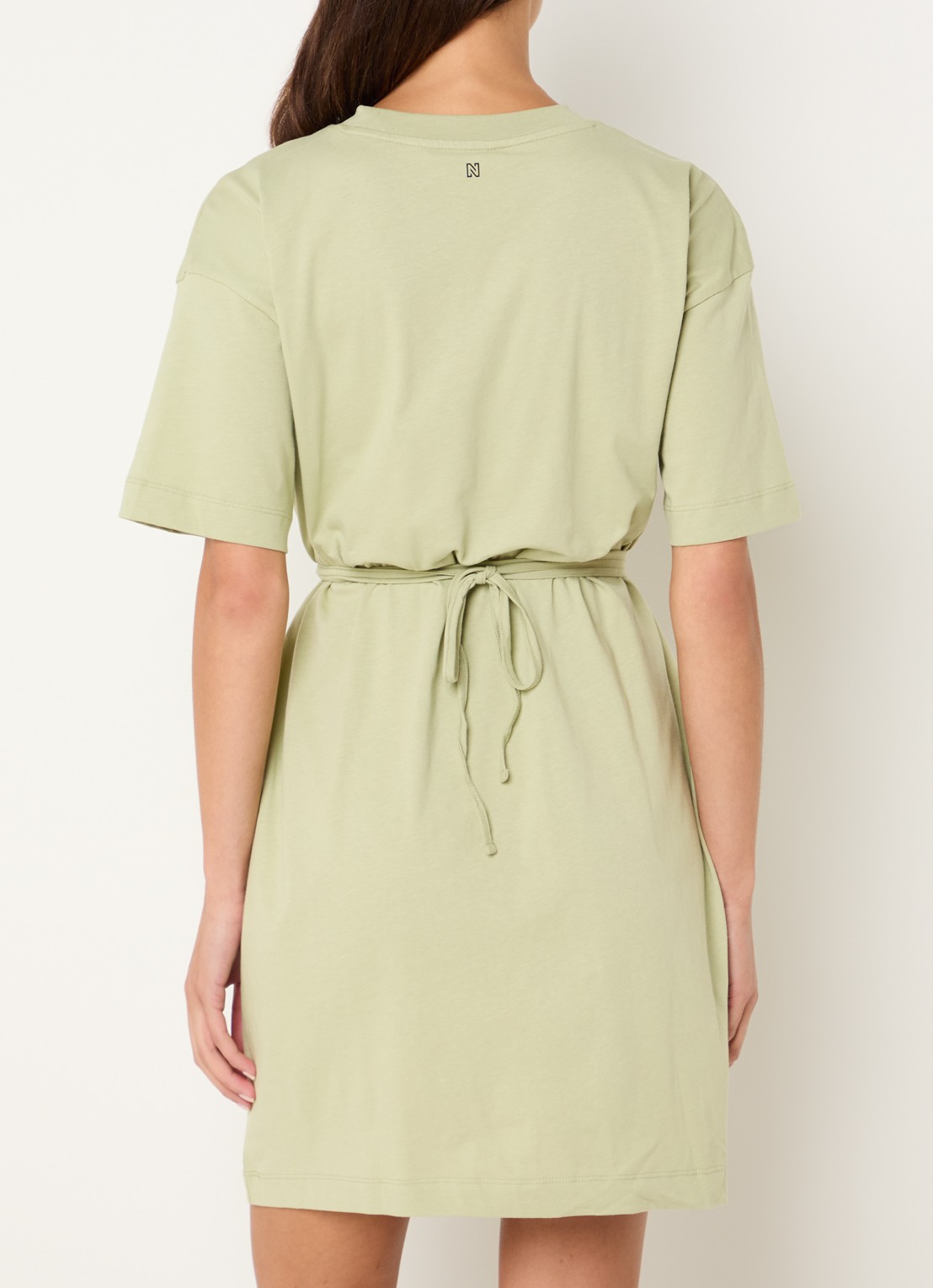 NIKKIE Patos T-shirt jurk met trekkoord - achterkant groen