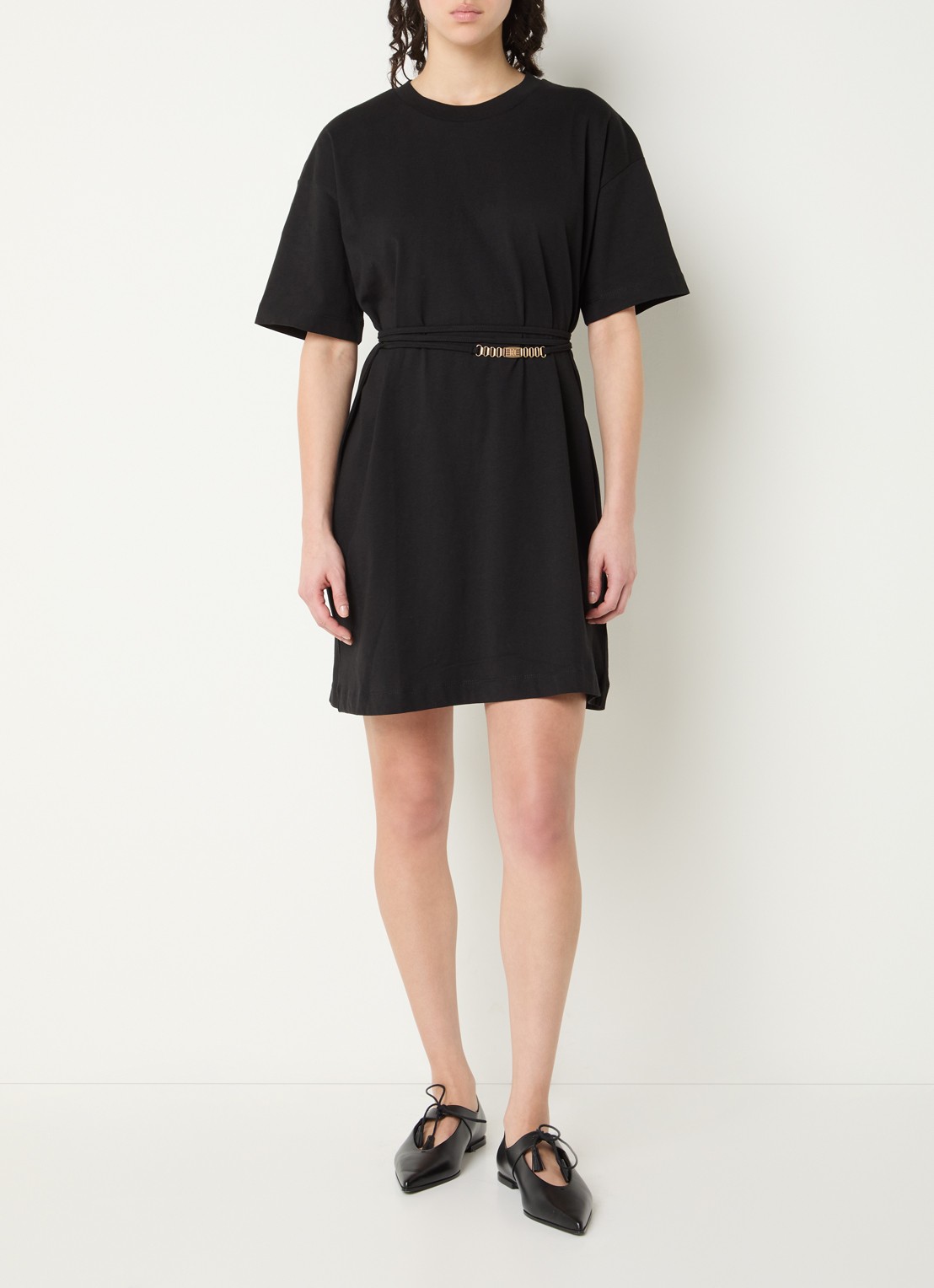 NIKKIE Patos T-shirt jurk met trekkoord - voorkant 2 zwart