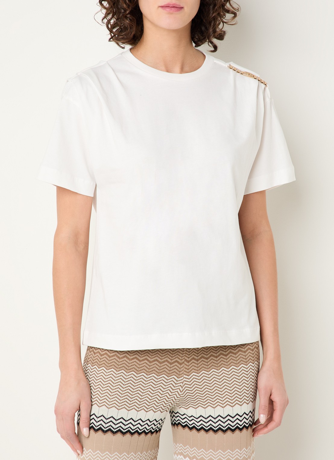 NIKKIE Patos T-shirt met kettingdetail - detail wit