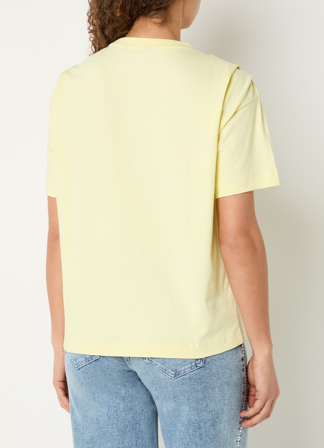 NIKKIE Patos T-shirt met kettingdetail - achterkant 2 geel