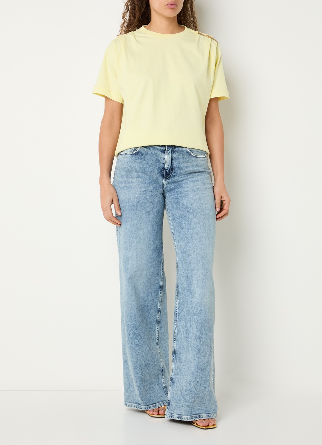 NIKKIE Patos T-shirt met kettingdetail - voorkant 4 geel