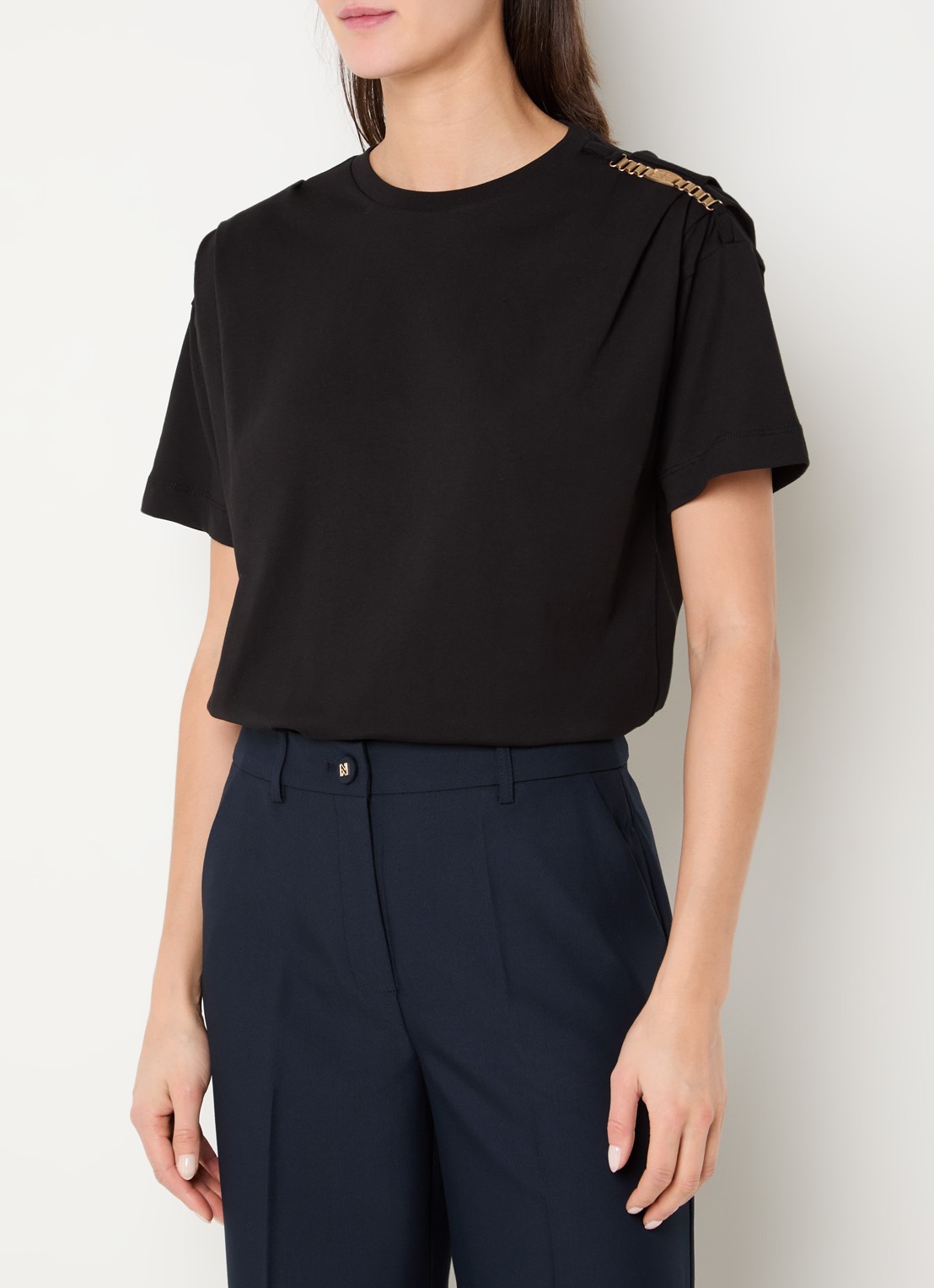 NIKKIE Patos T-shirt met kettingdetail - detail zwart
