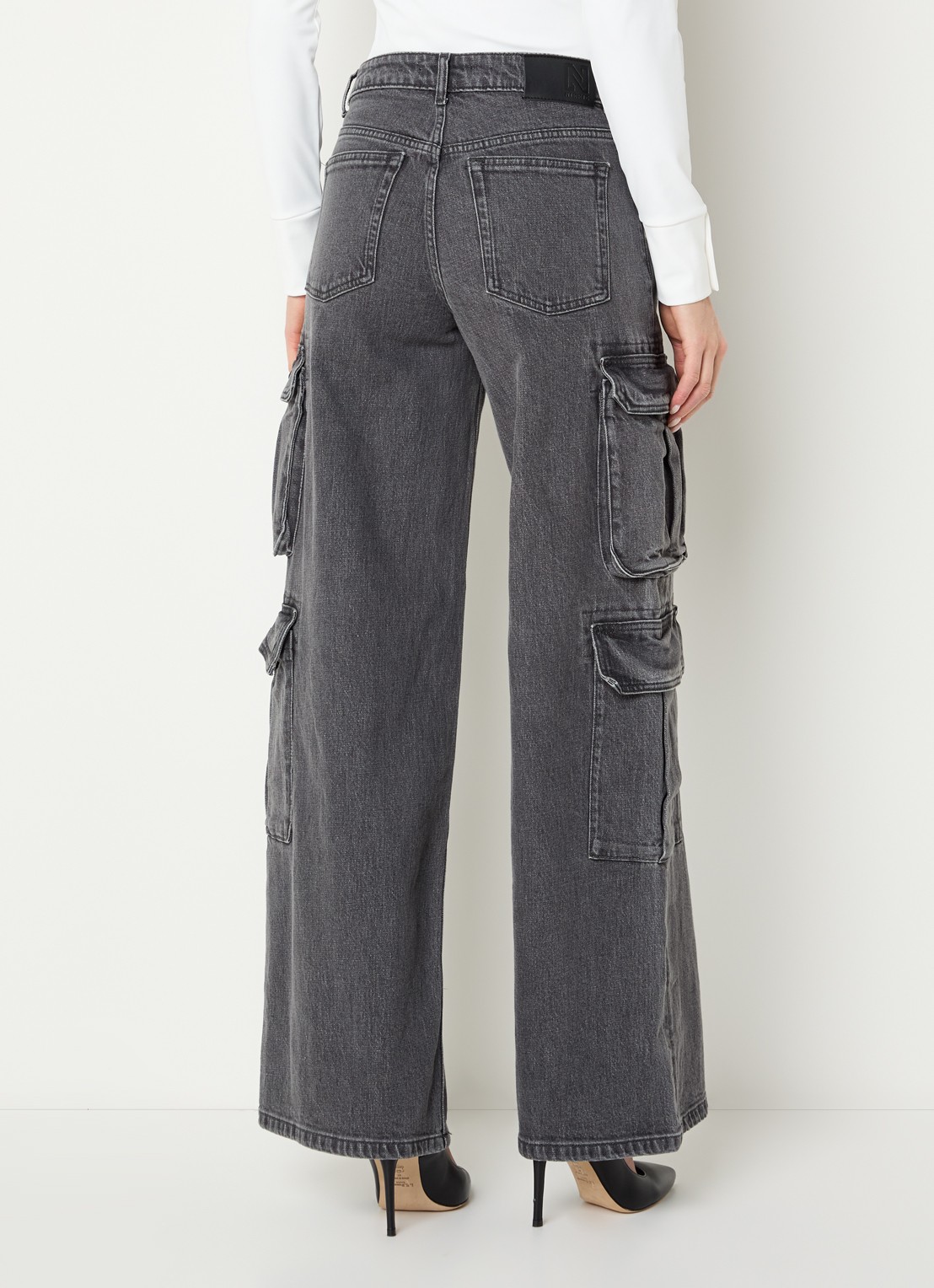 NIKKIE Patras high waist straight leg jeans met gekleurde wassing - achterkant donkergrijs