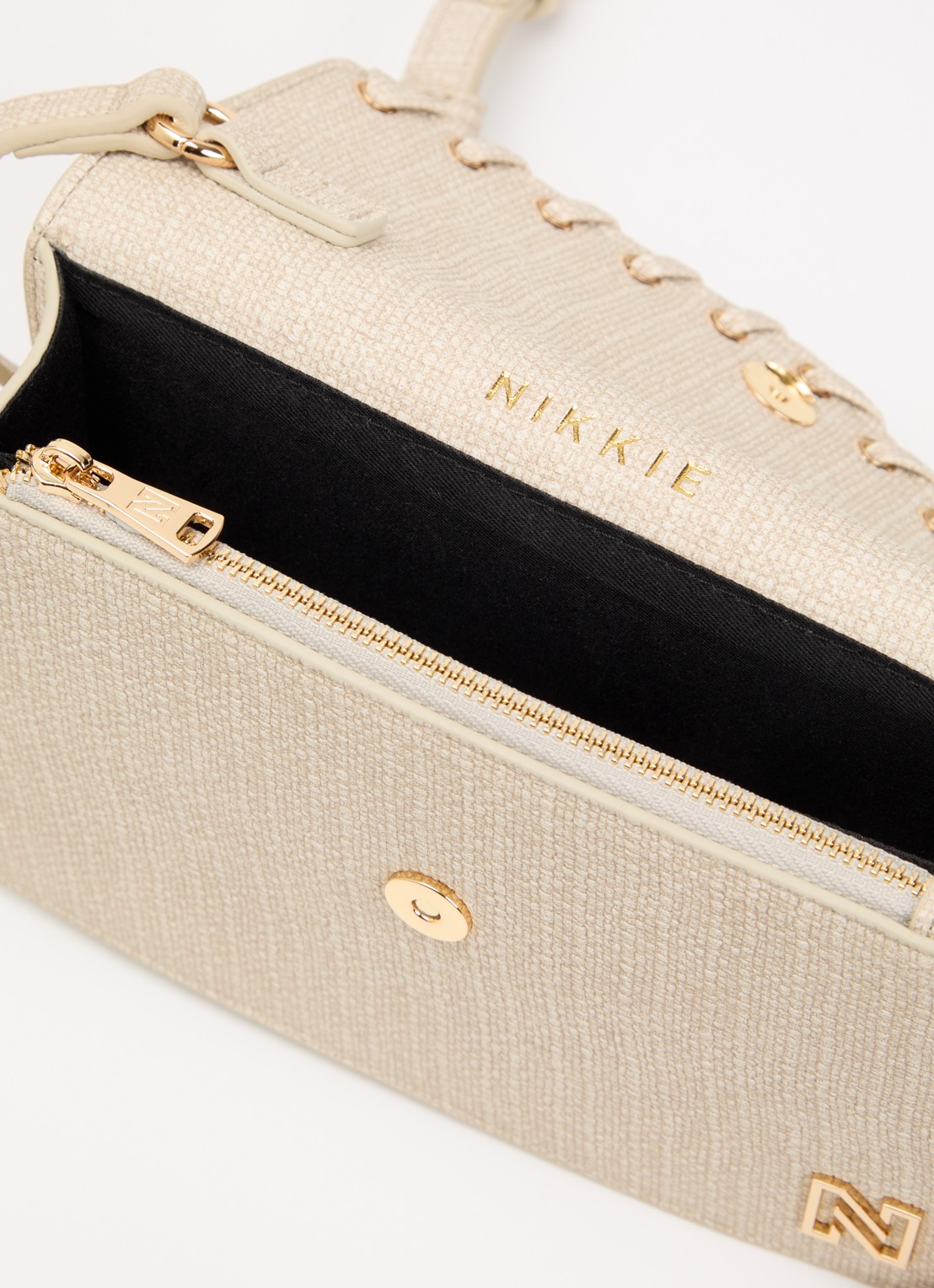 NIKKIE Paxing Lace-Up schoudertas met verstelbare schouderriem - detail 2 creme