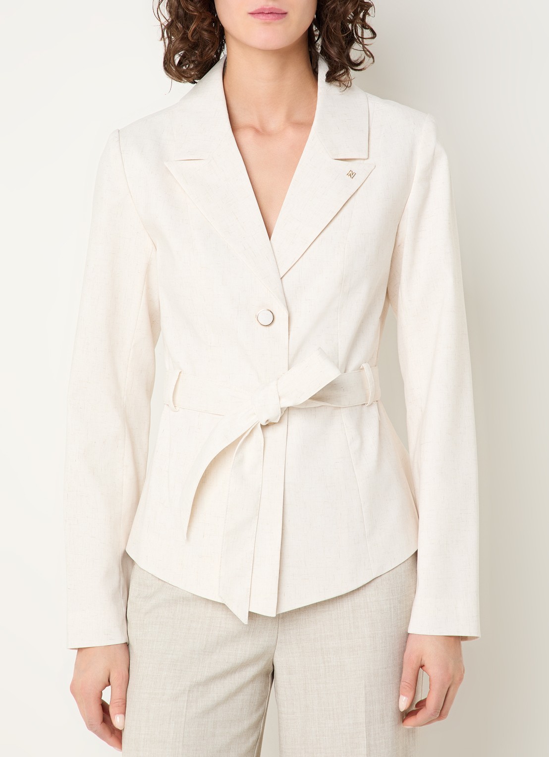 NIKKIE Payette blazer met strikceintuur - detail 4 creme