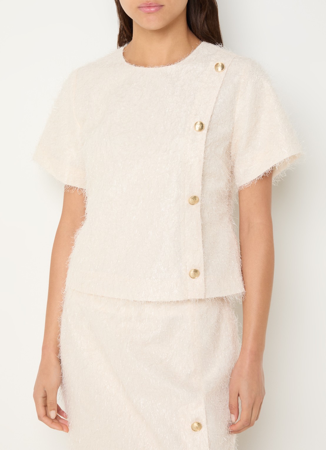 NIKKIE Phana top met strass en sierknopen - detail creme