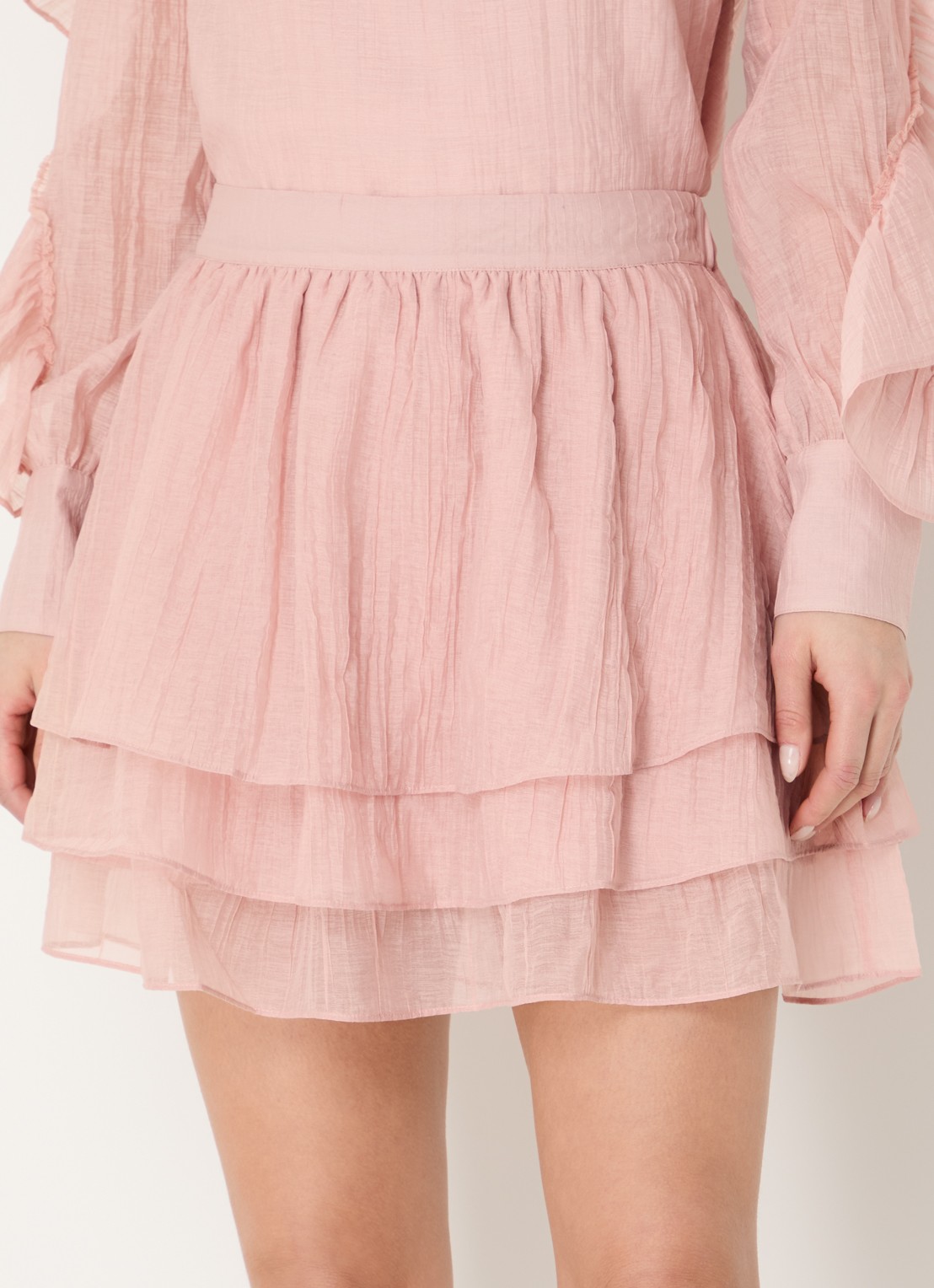 NIKKIE Pharr minirok met volant - detail 2 zalmroze