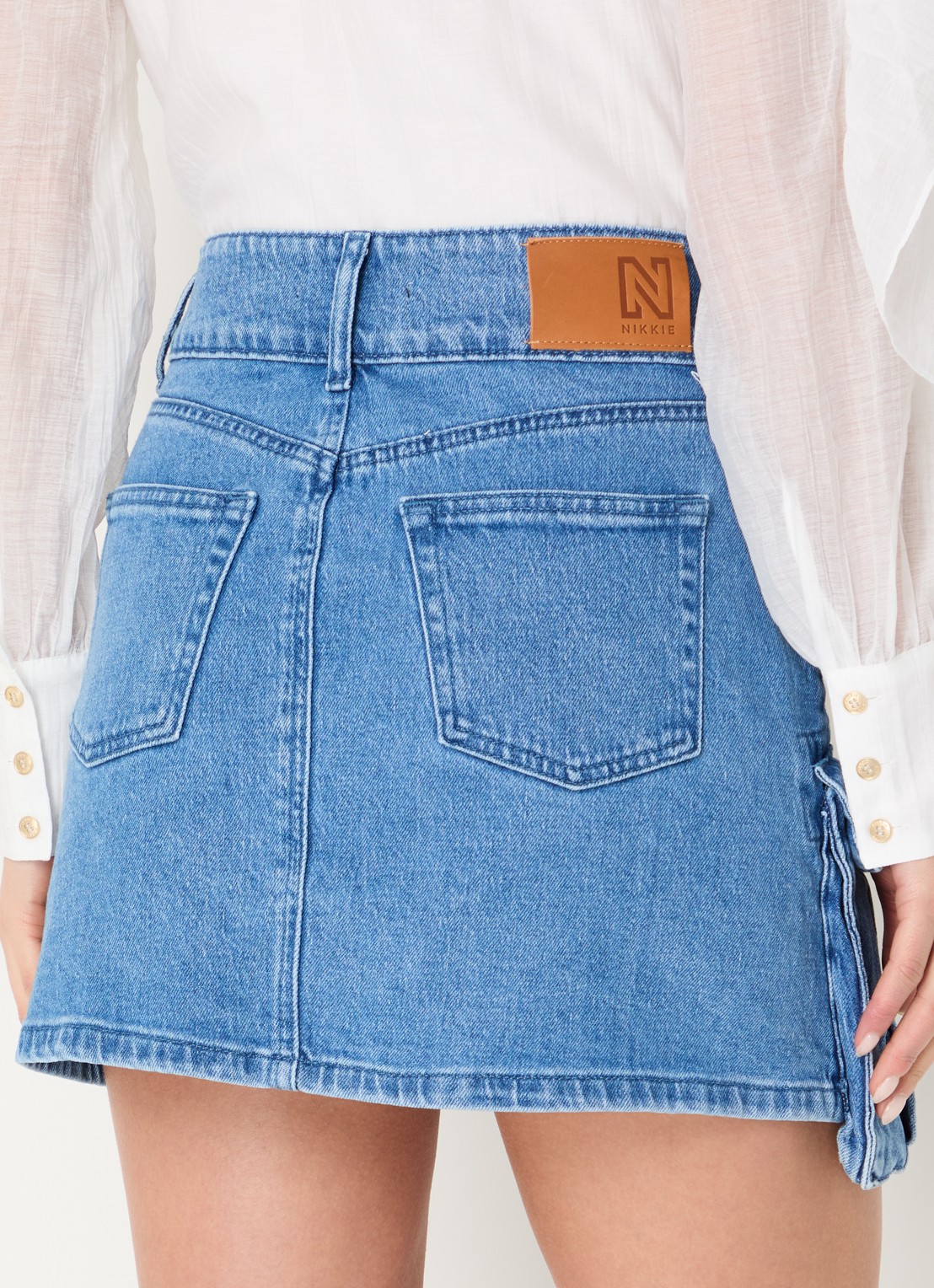 NIKKIE Piciba mini spijkerrok met klepzakken - achterkant indigo