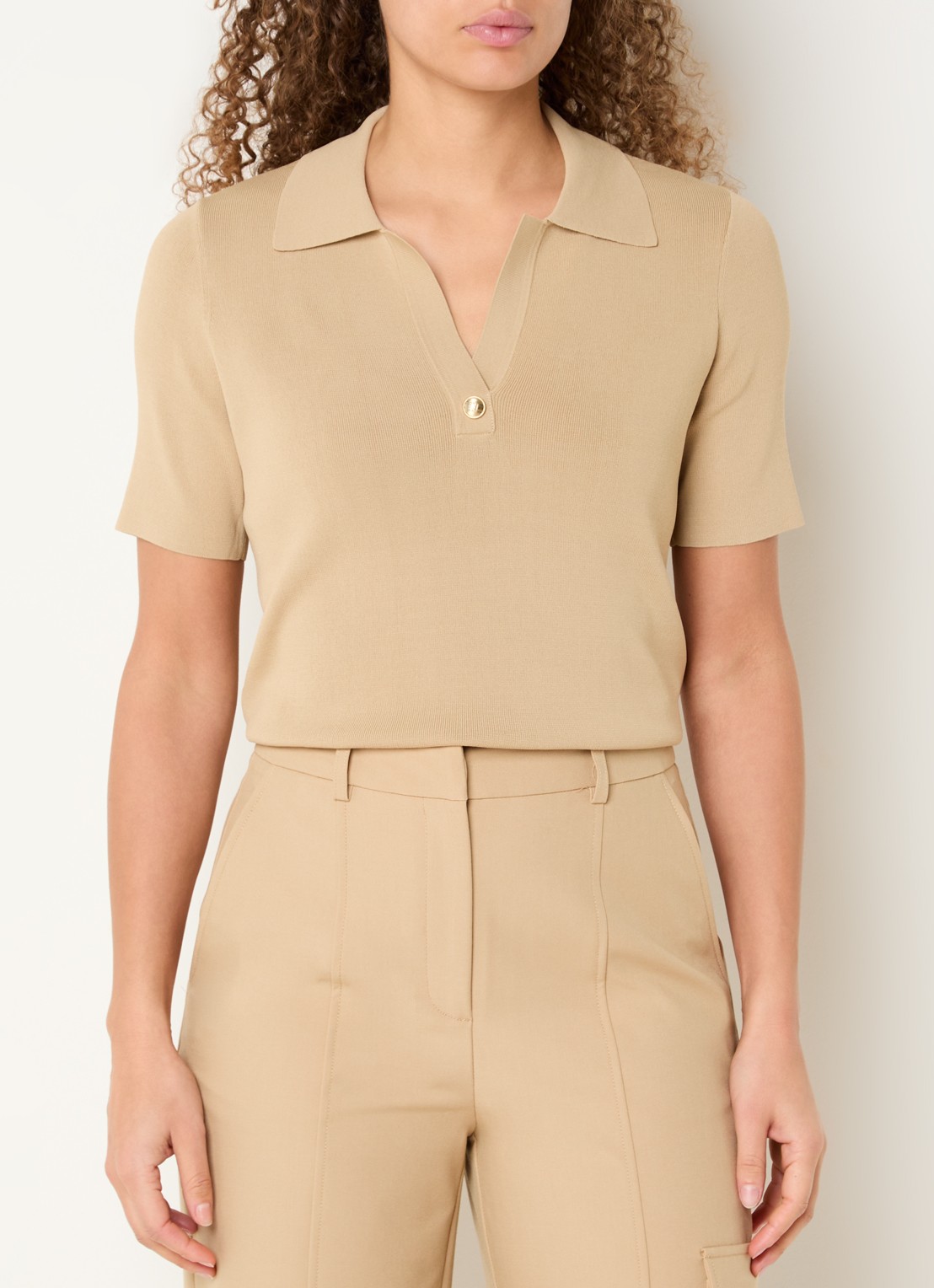 NIKKIE Pikine fijngebreide polo met korte mouw - detail 4 camel