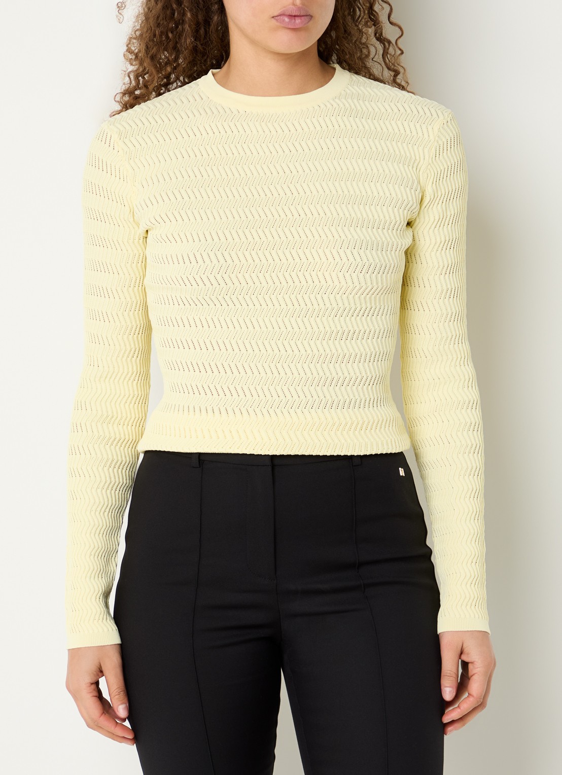 NIKKIE Pilar top met structuur - detail 2 ivoor