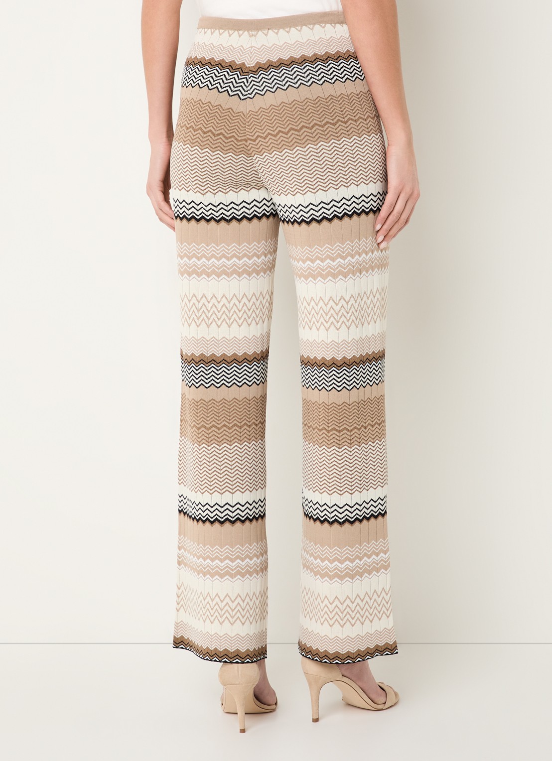 NIKKIE Pilazio high waist wide fit palazzo broek met grafische print - achterkant 3 zand