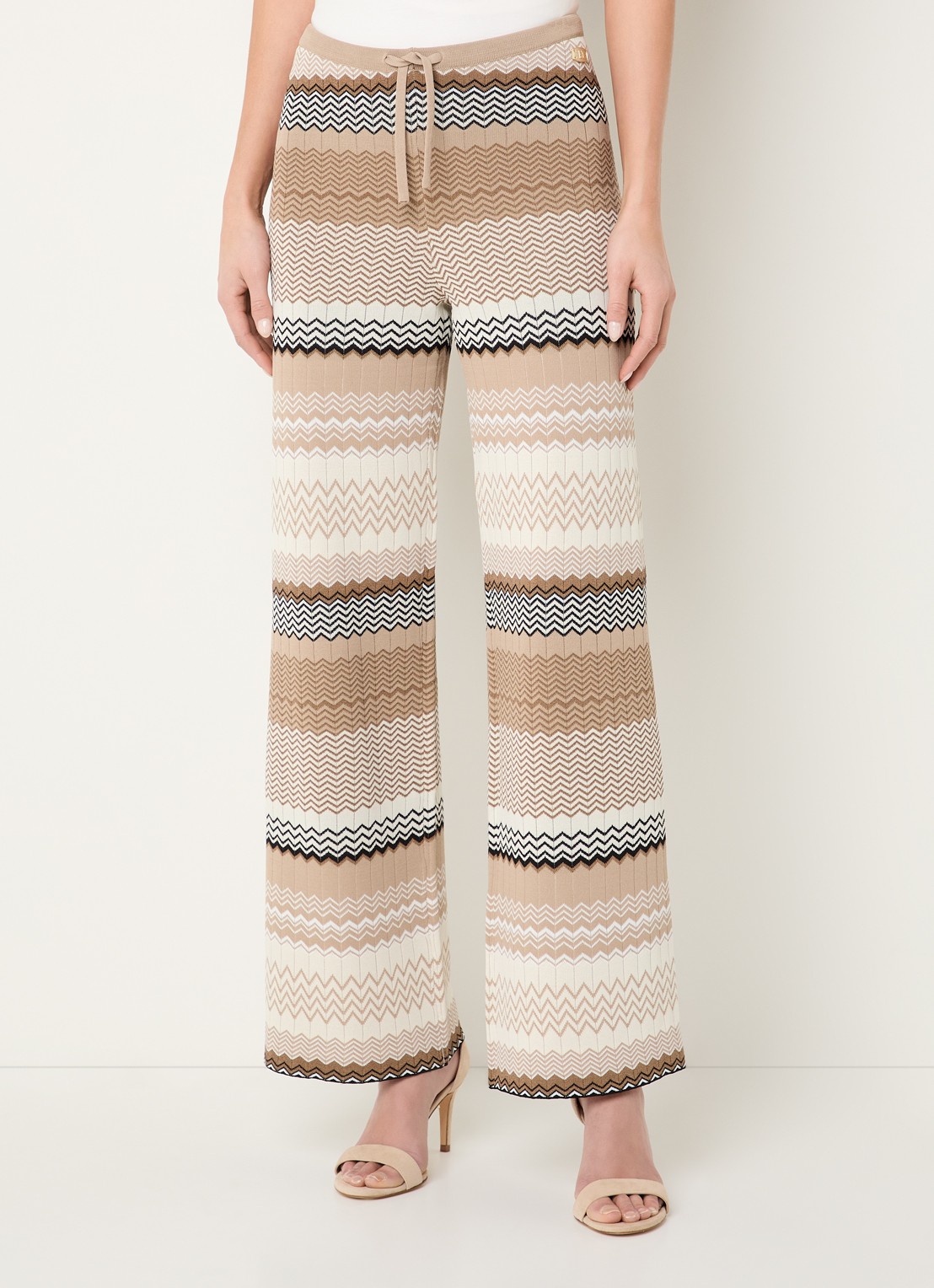 NIKKIE Pilazio high waist wide fit palazzo broek met grafische print - detail 4 zand