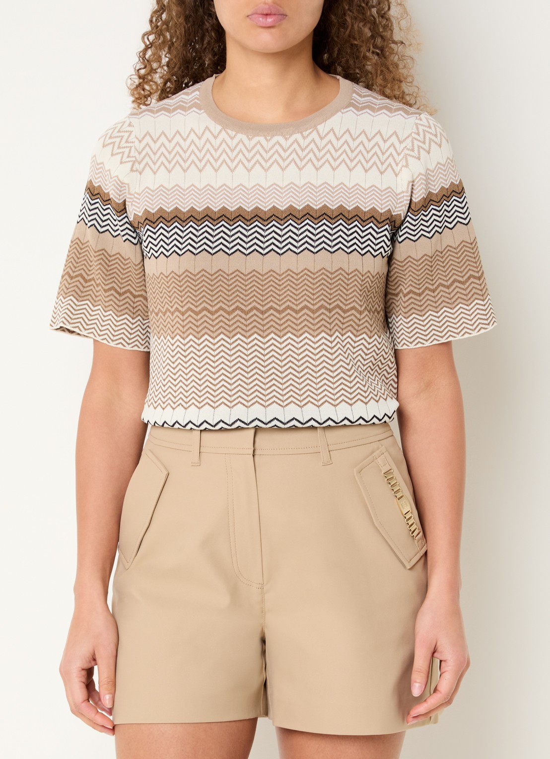 NIKKIE Pilazio top met print - detail 2 donkerbeige