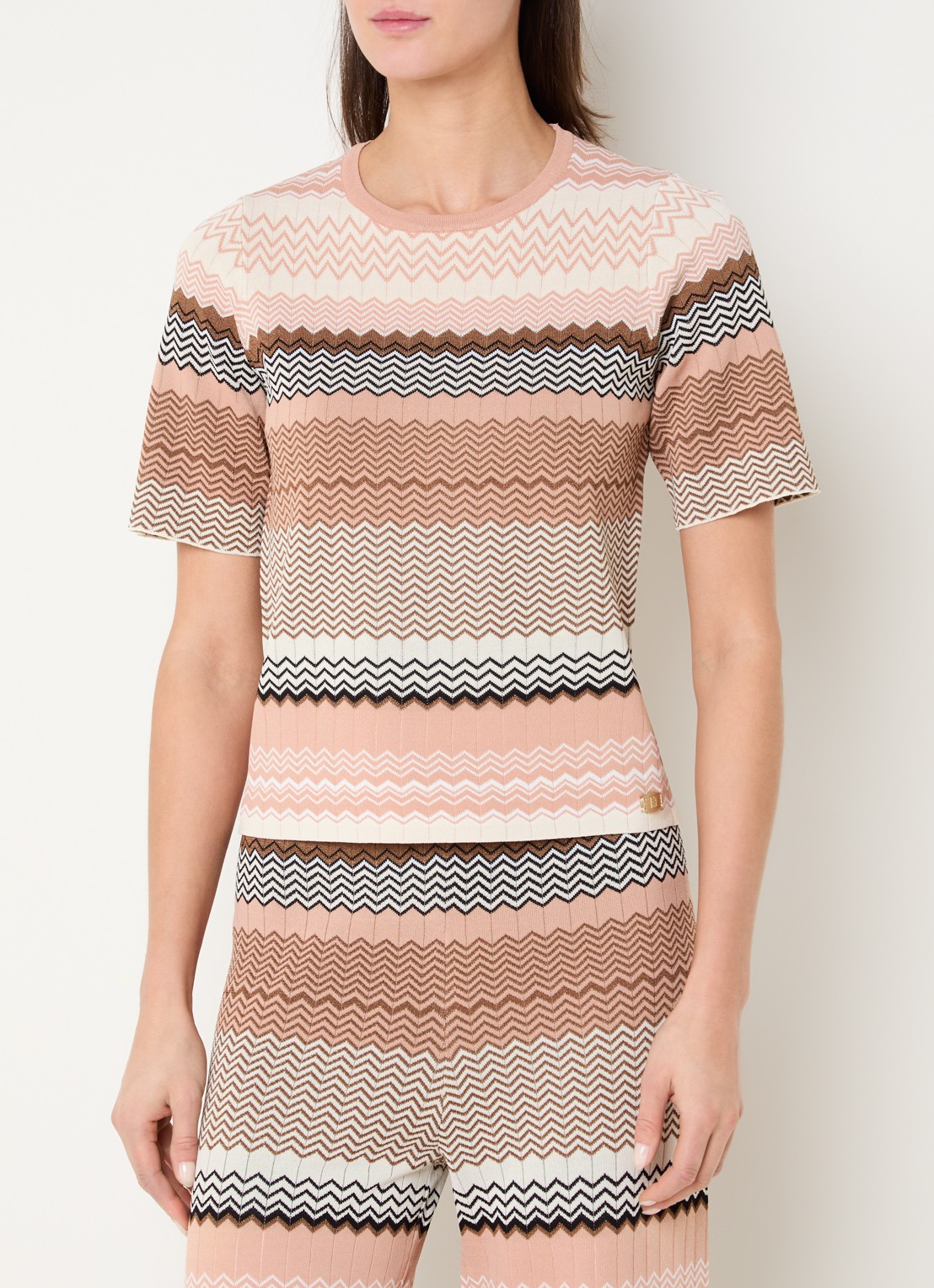 NIKKIE Pilazio top met print - detail zalmroze