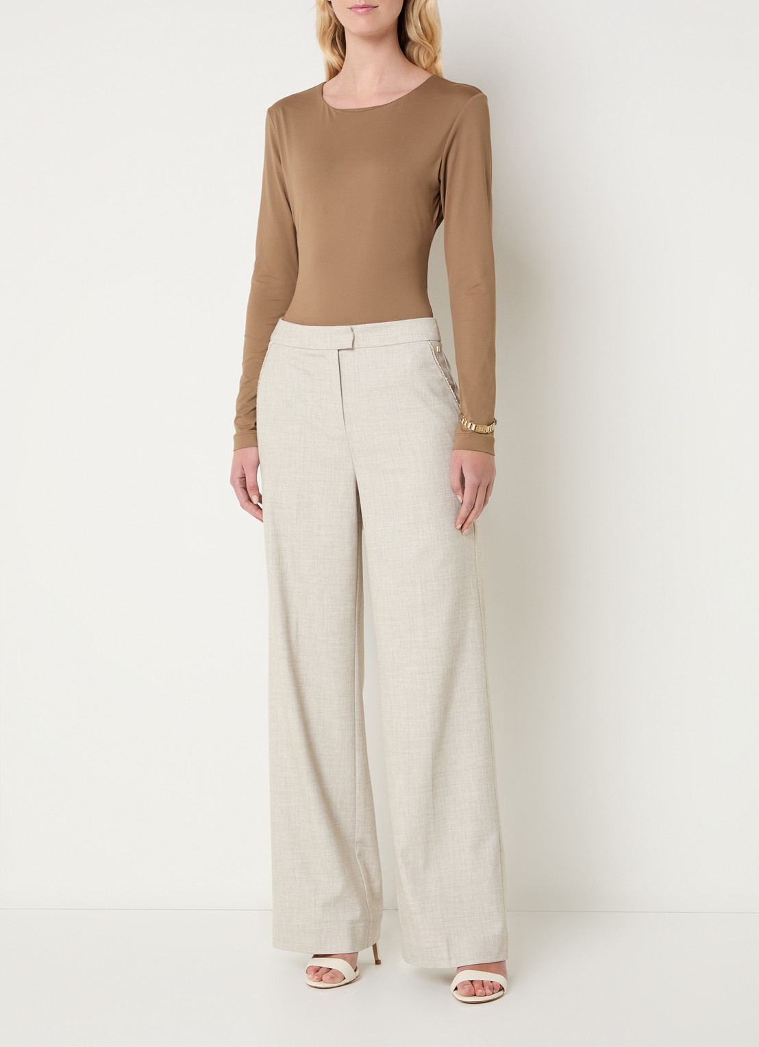 NIKKIE Pinole body met ronde hals - voorkant 2 lichtbruin