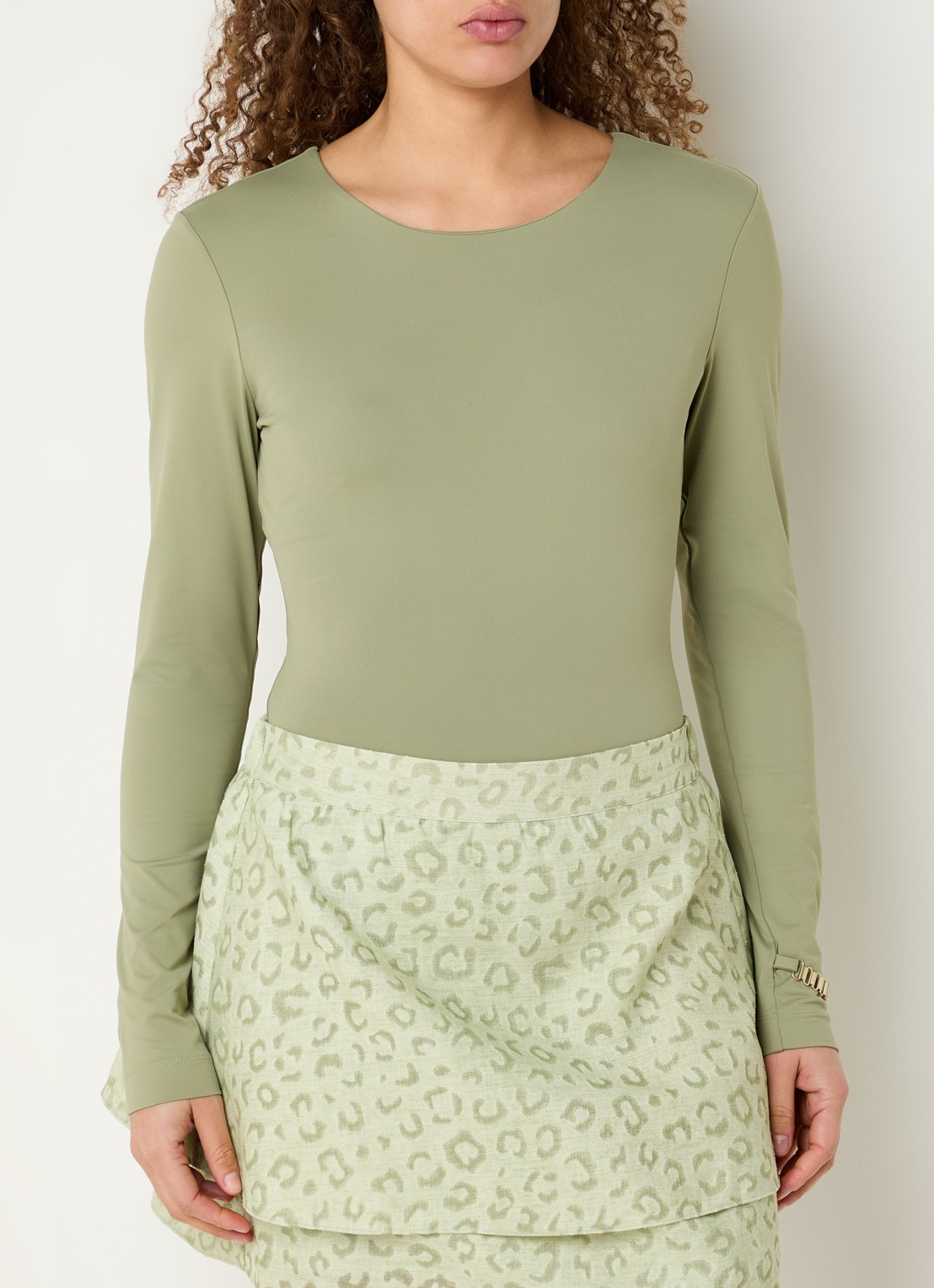 NIKKIE Pinole body met ronde hals - detail 3 lichtgroen