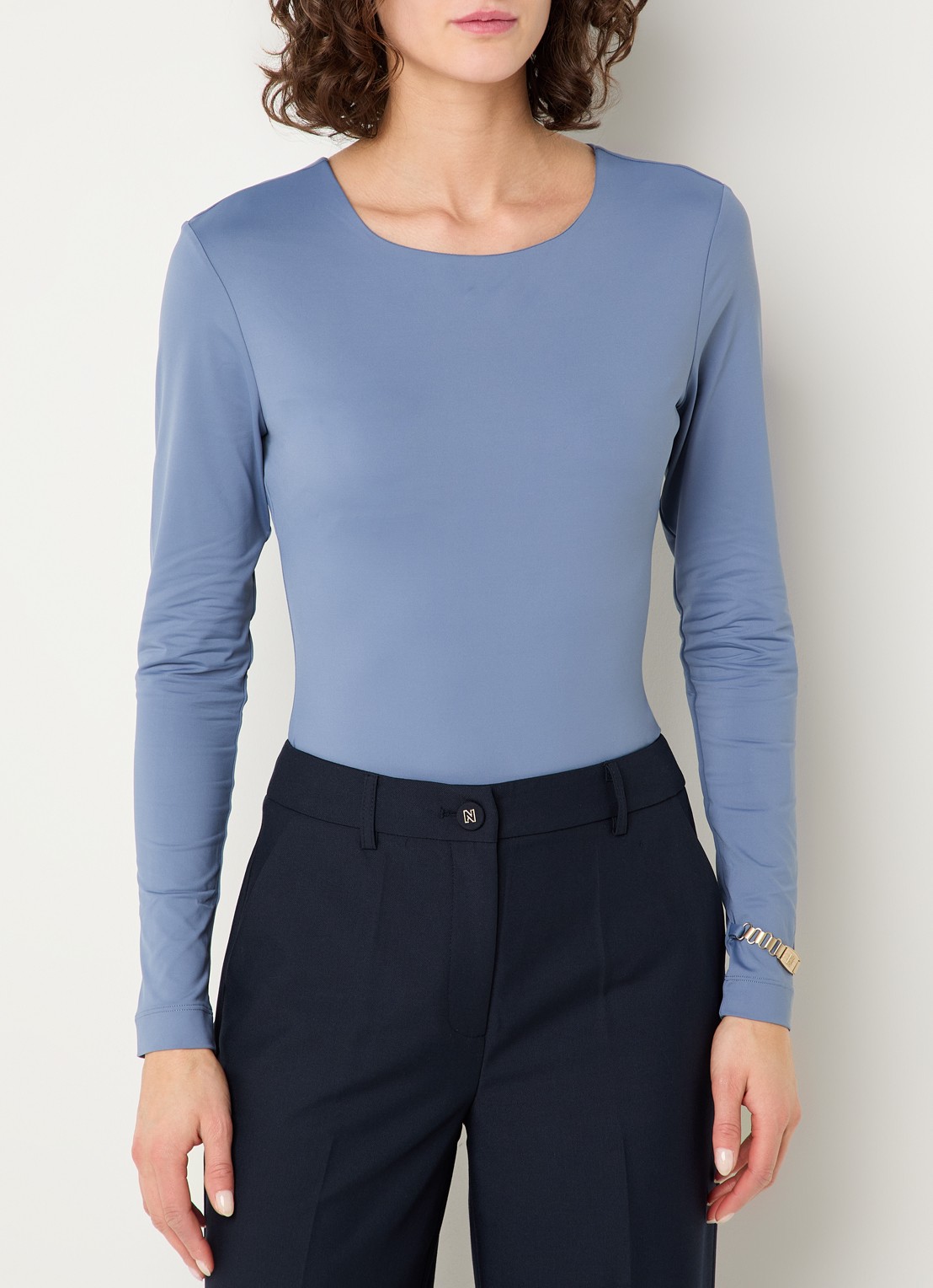 NIKKIE Pinole body met ronde hals - detail staalblauw