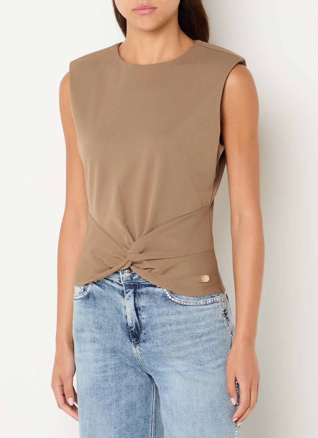 NIKKIE Pitaly mouwloze top met schoudervulling  - detail zand