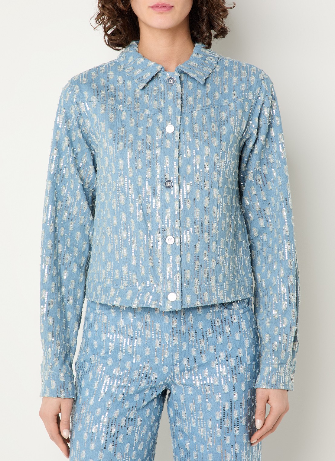 NIKKIE Pools blouse van denim met pailletten - detail lichtblauw