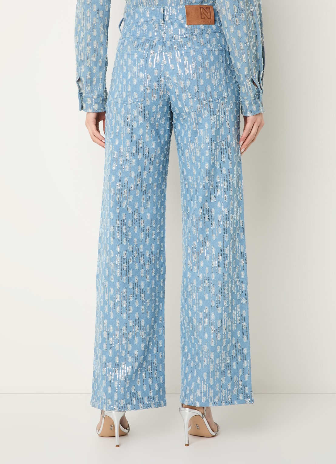 NIKKIE Pools high waist straight leg jeans met pailletten - achterkant 3 lichtblauw