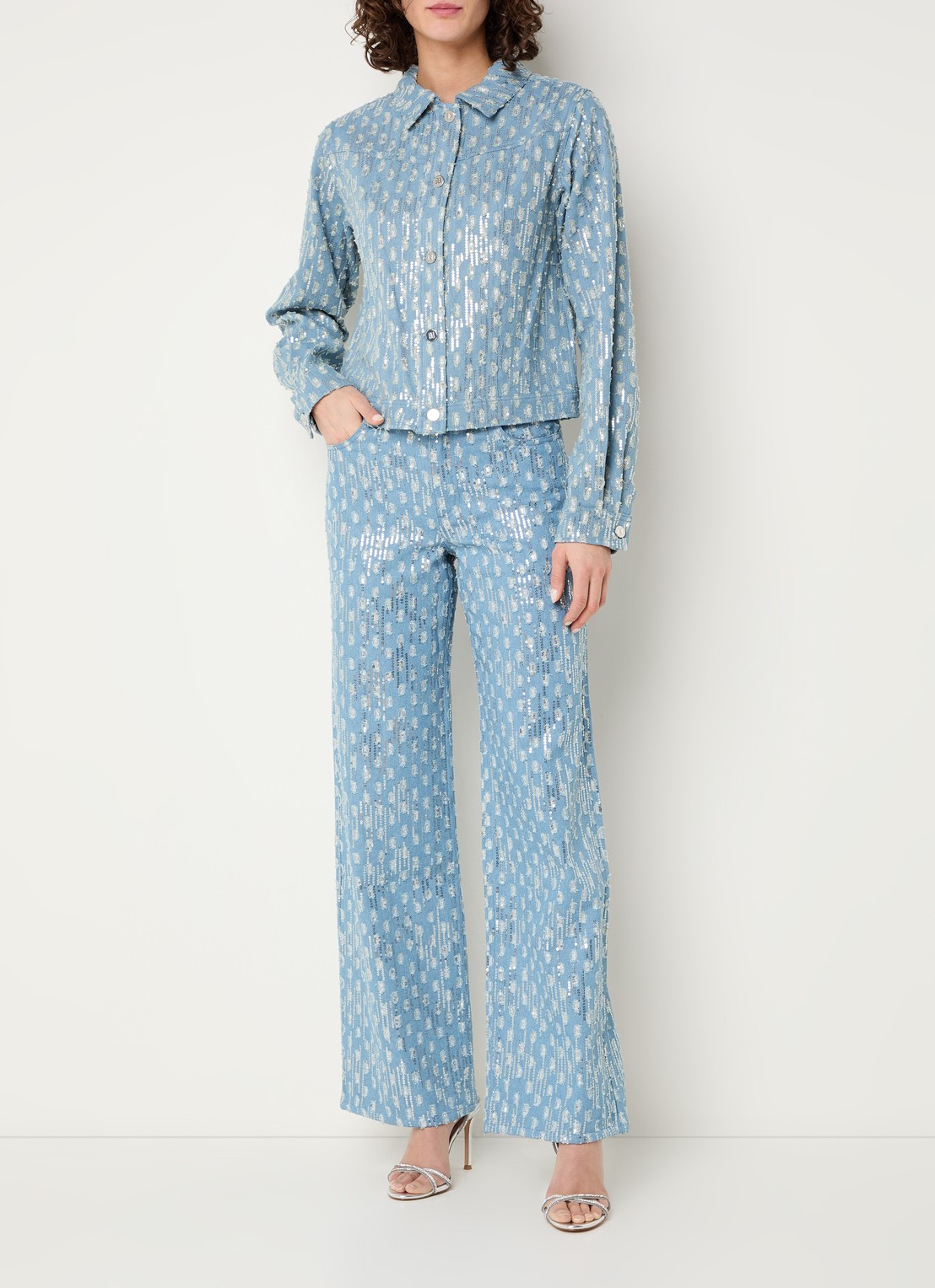 NIKKIE Pools high waist straight leg jeans met pailletten - voorkant 5 lichtblauw