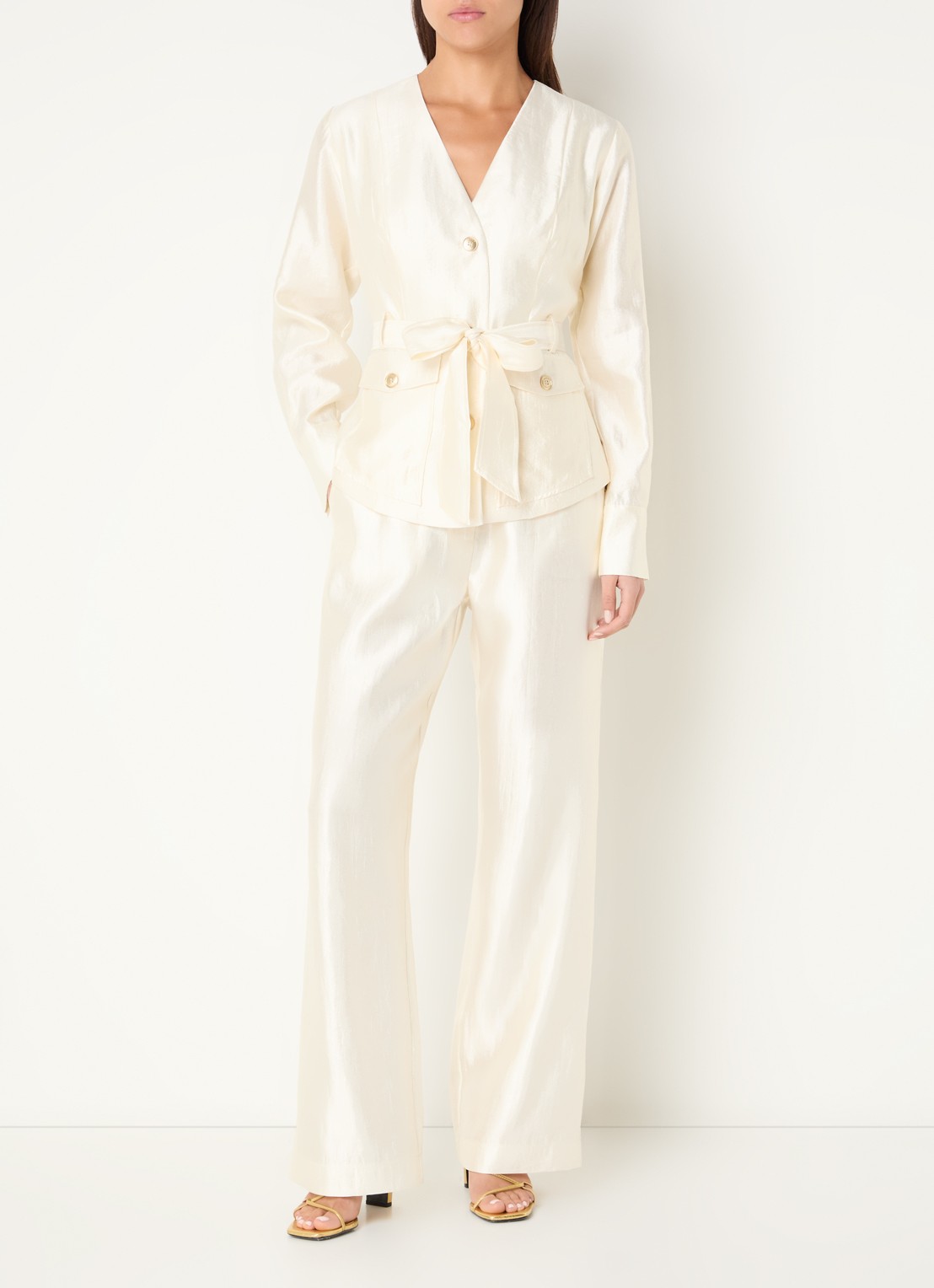NIKKIE Porlamar blouse met metallic finish en strikdetail - voorkant 3 beige