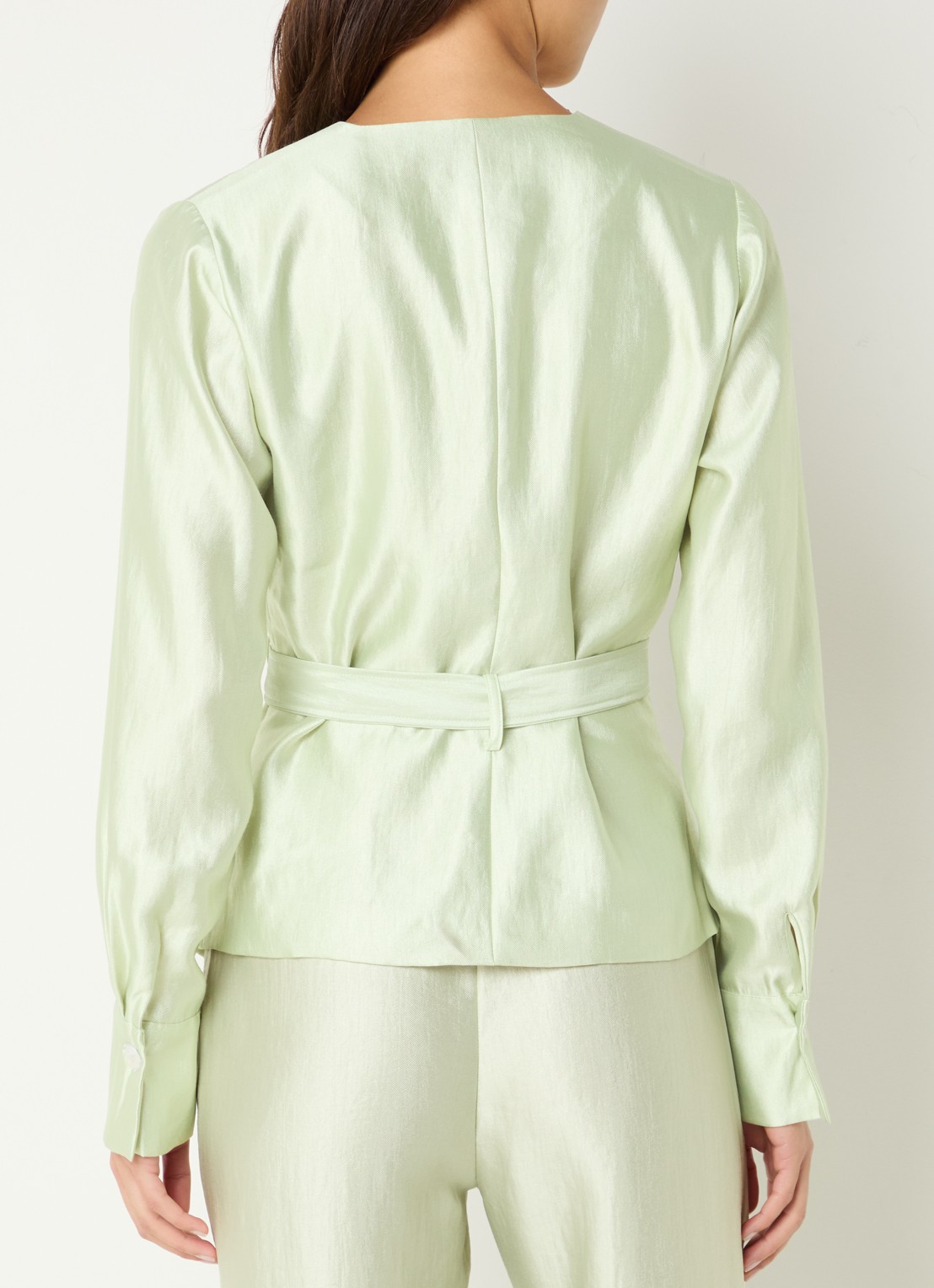 NIKKIE Porlamar blouse met metallic finish en strikdetail - achterkant 3 lichtgroen
