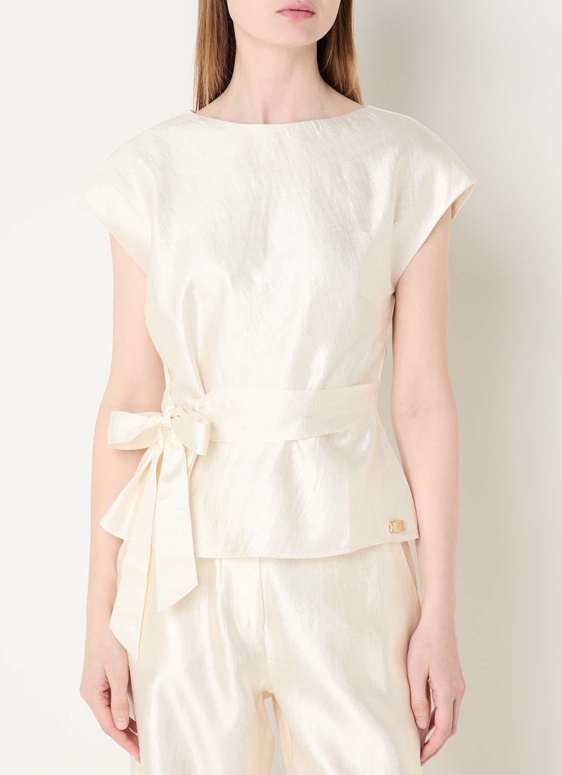 NIKKIE Porlamar top met metallic finish en strikdetail - detail 3 creme