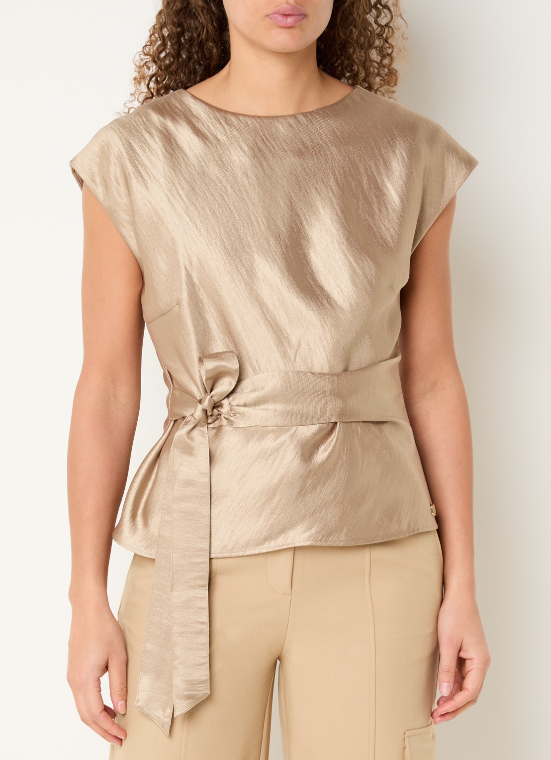 NIKKIE Porlamar top met metallic finish en strikdetail - detail 4 goud