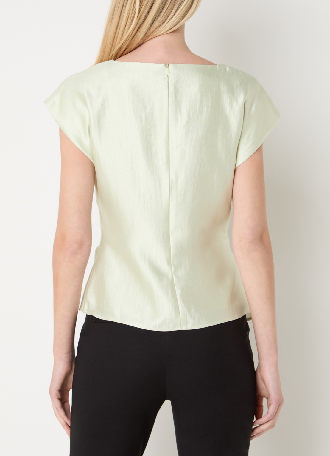 NIKKIE Porlamar top met metallic finish en strikdetail - achterkant groen