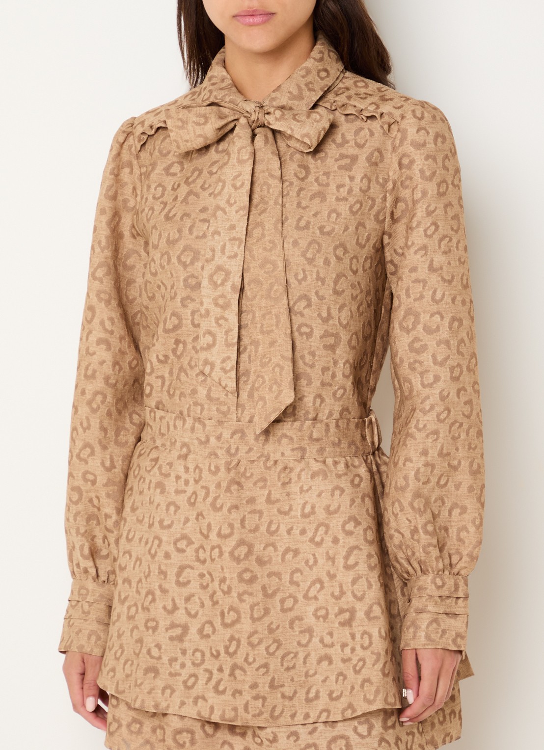 NIKKIE Pragues blouse met panterprint - detail lichtbruin