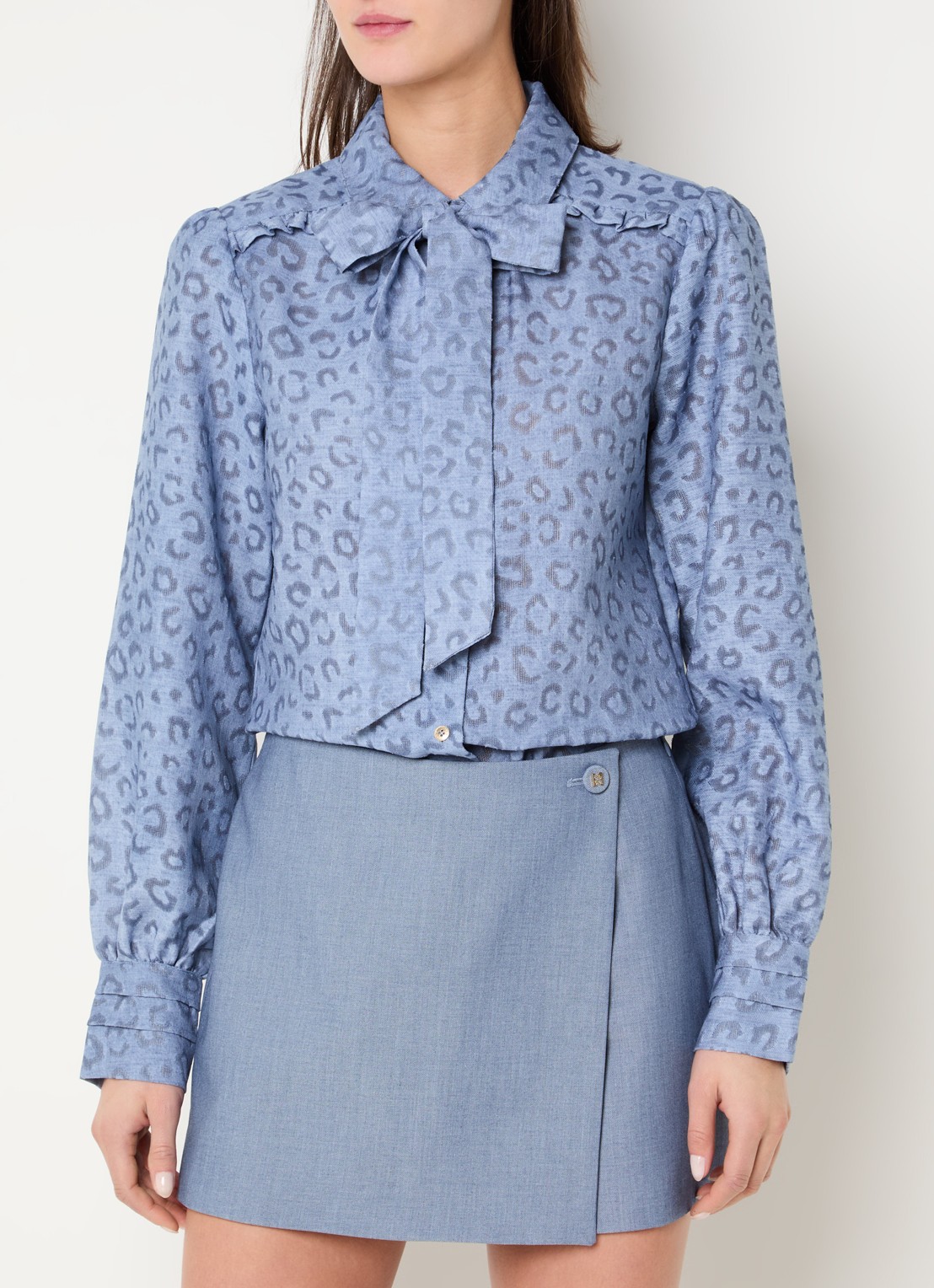 NIKKIE Pragues blouse met panterprint - detail staalblauw
