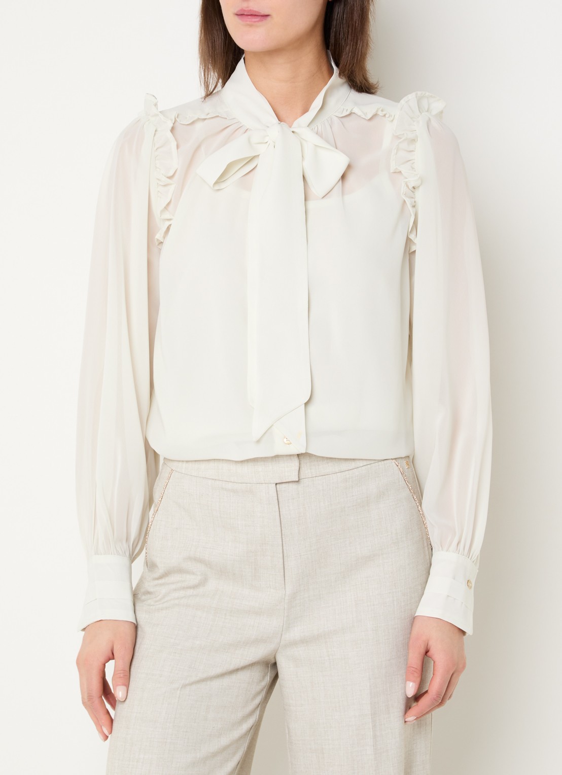 NIKKIE Pragues blouse met volant en sjaalkraag - detail beige