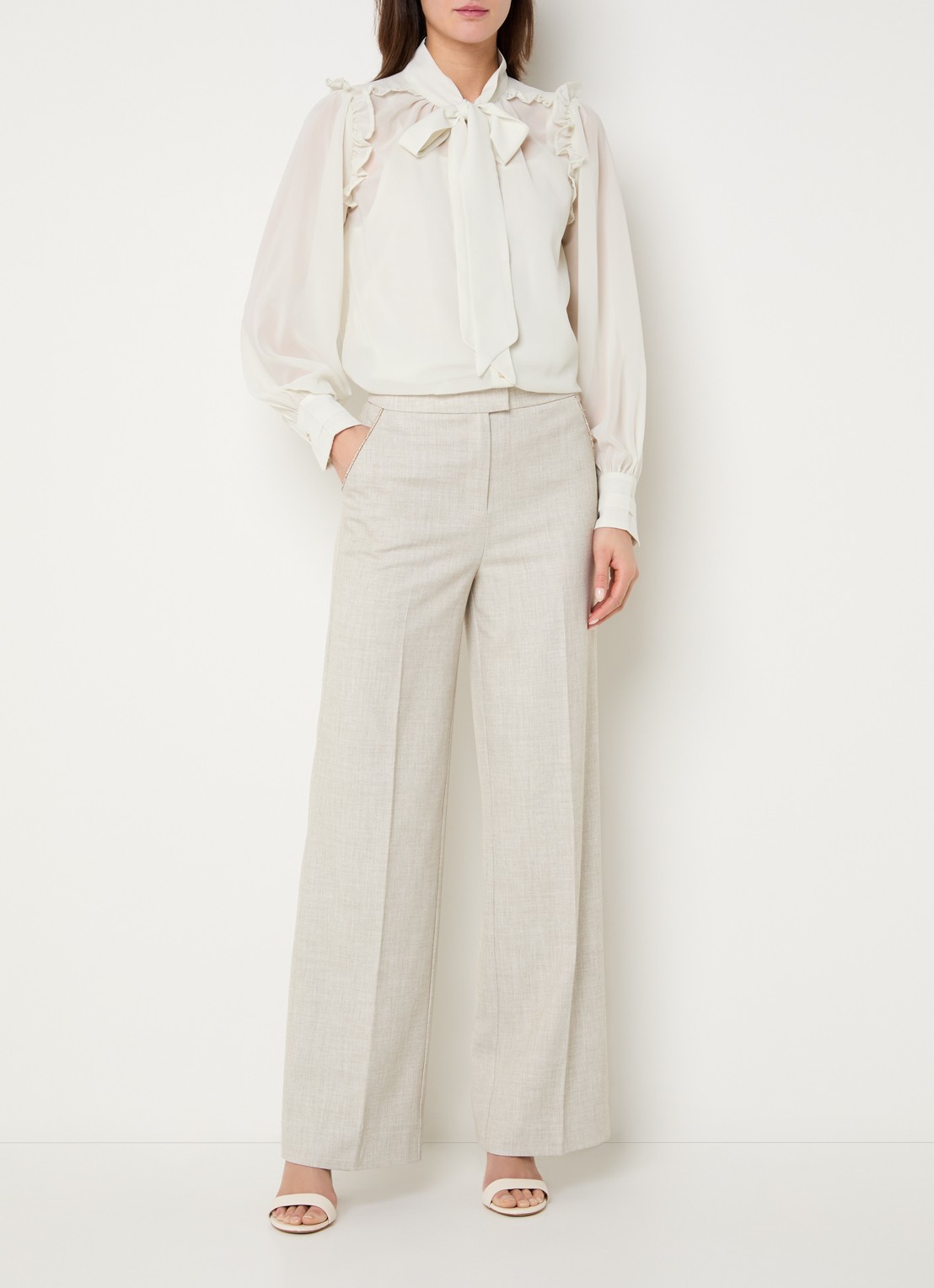 NIKKIE Pragues blouse met volant en sjaalkraag - voorkant 3 beige