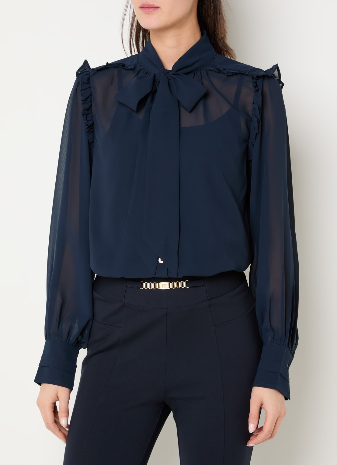 NIKKIE Pragues blouse met volant en sjaalkraag - detail 4 donkerblauw