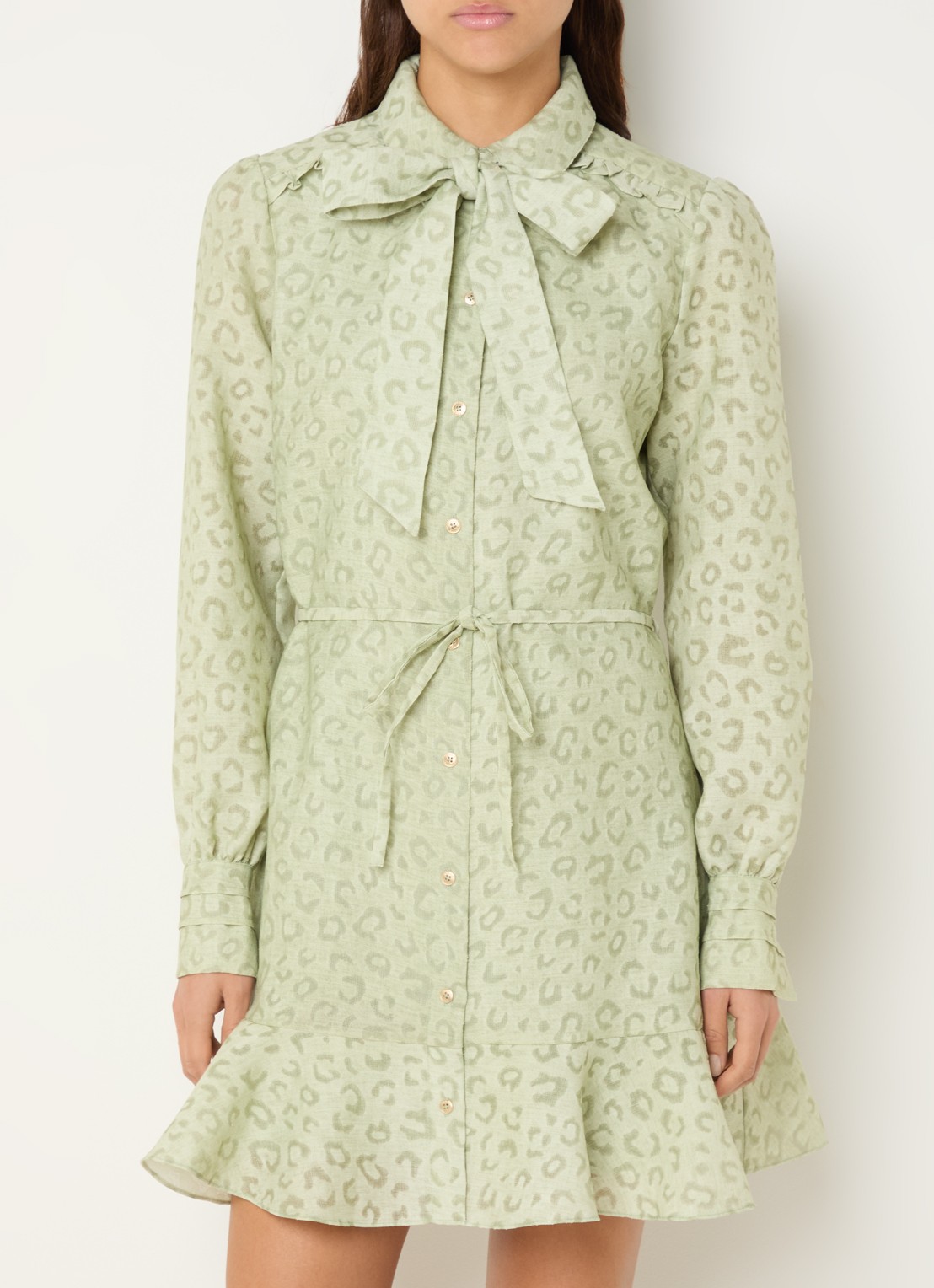 NIKKIE Pragues mini jurk met panterprint - detail lichtgroen