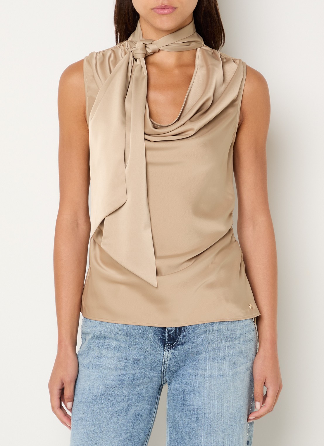 NIKKIE Provo top van satijn met watervalhals - detail 4 beige