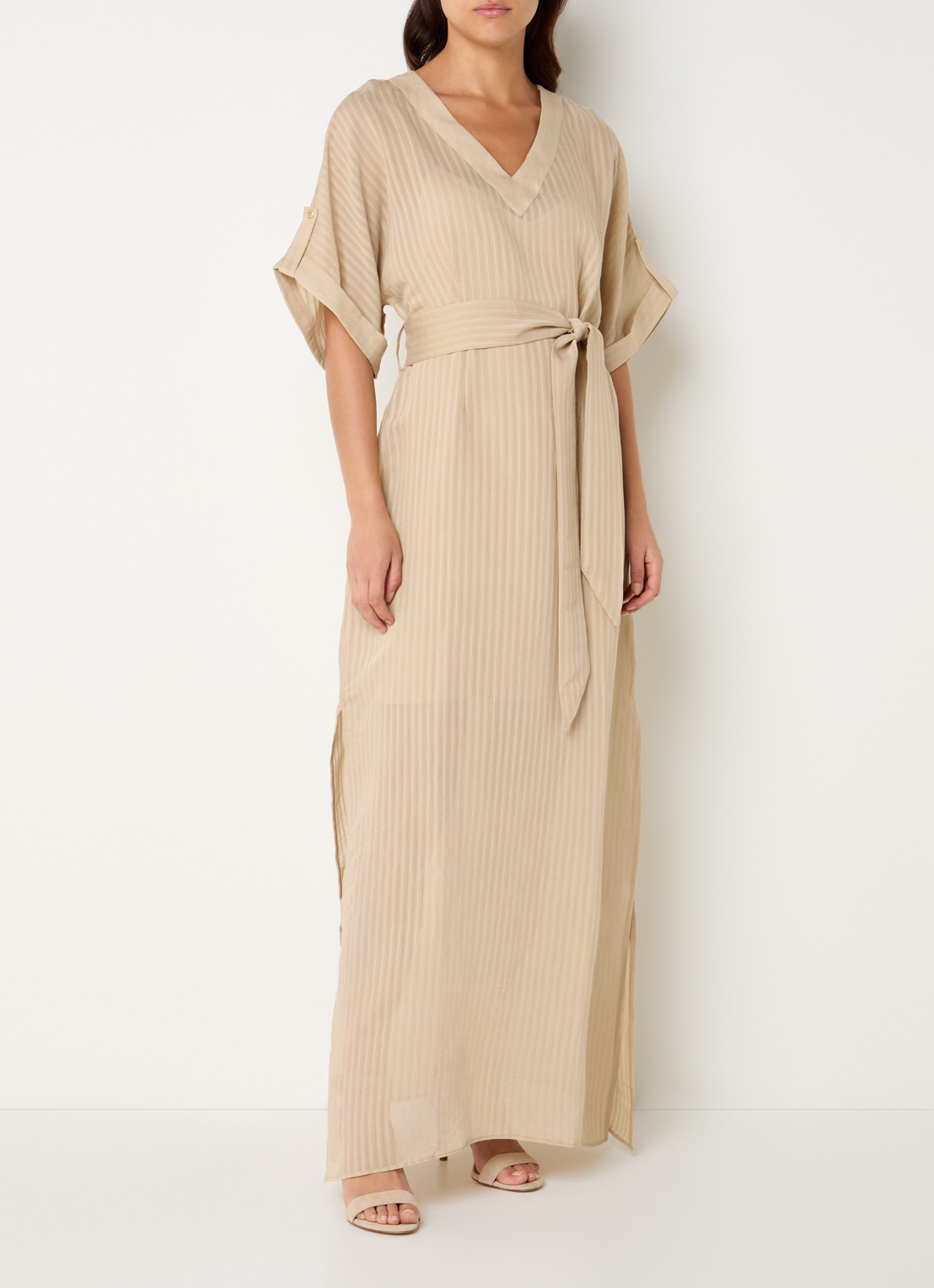 NIKKIE Qaftan maxi tuniek jurk met streepprint en strikceintuur - detail 2 zand