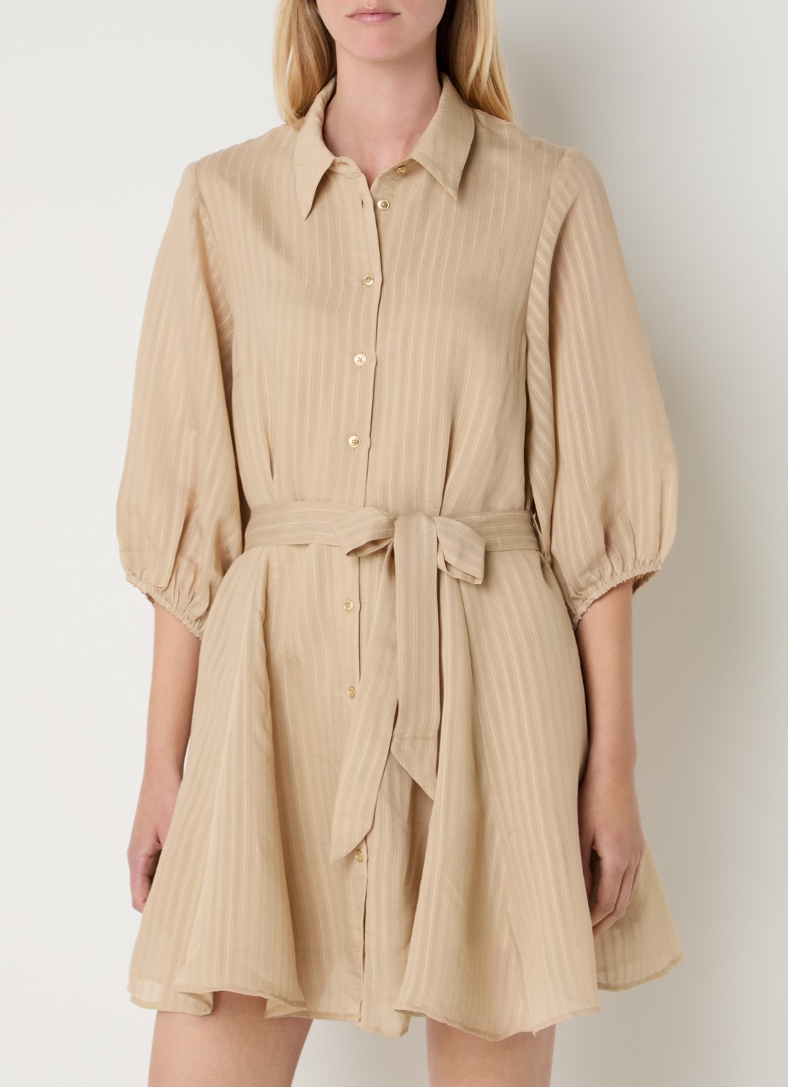 NIKKIE Qaftan mini blousejurk met strikceintuur - detail 2 camel