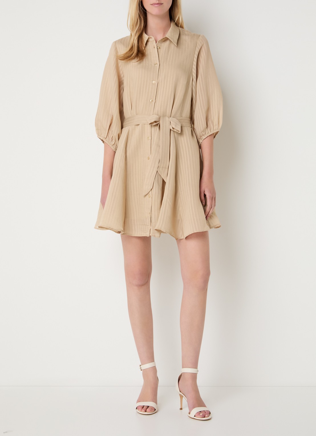 NIKKIE Qaftan mini blousejurk met strikceintuur - voorkant 4 camel