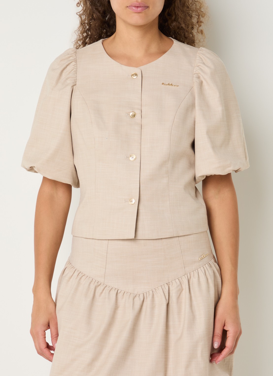 NIKKIE Quito blouse met logo - detail 4 beige