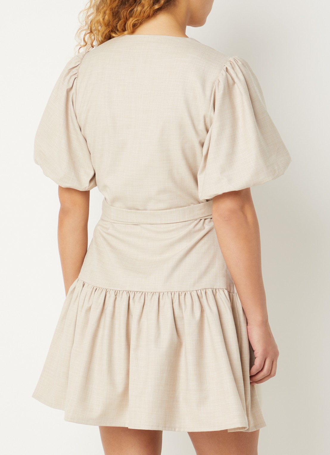 NIKKIE Quito mini wikkeljurk met ballonmouw - achterkant 4 beige