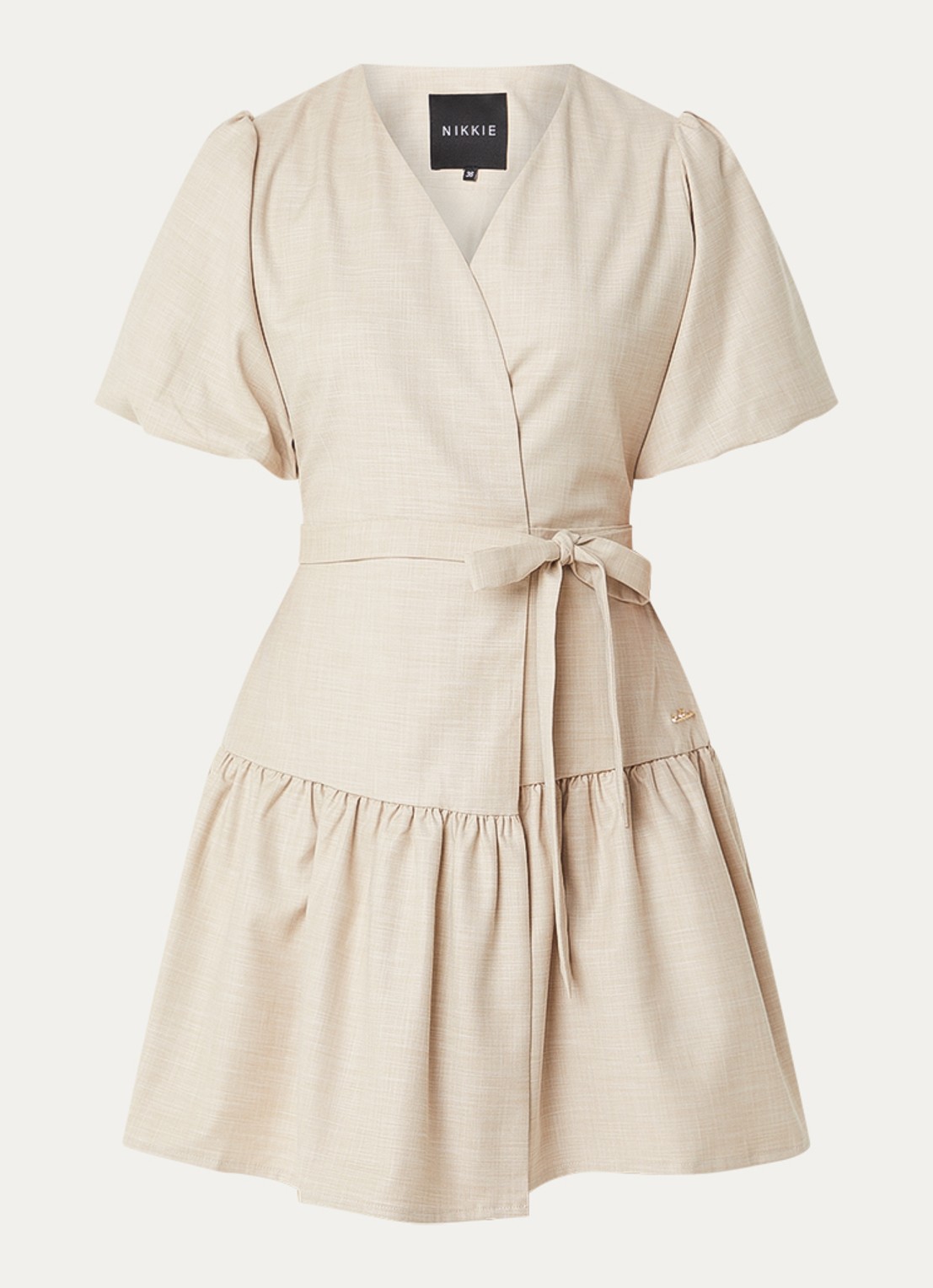 NIKKIE Quito mini wikkeljurk met ballonmouw - voorkant 2 beige