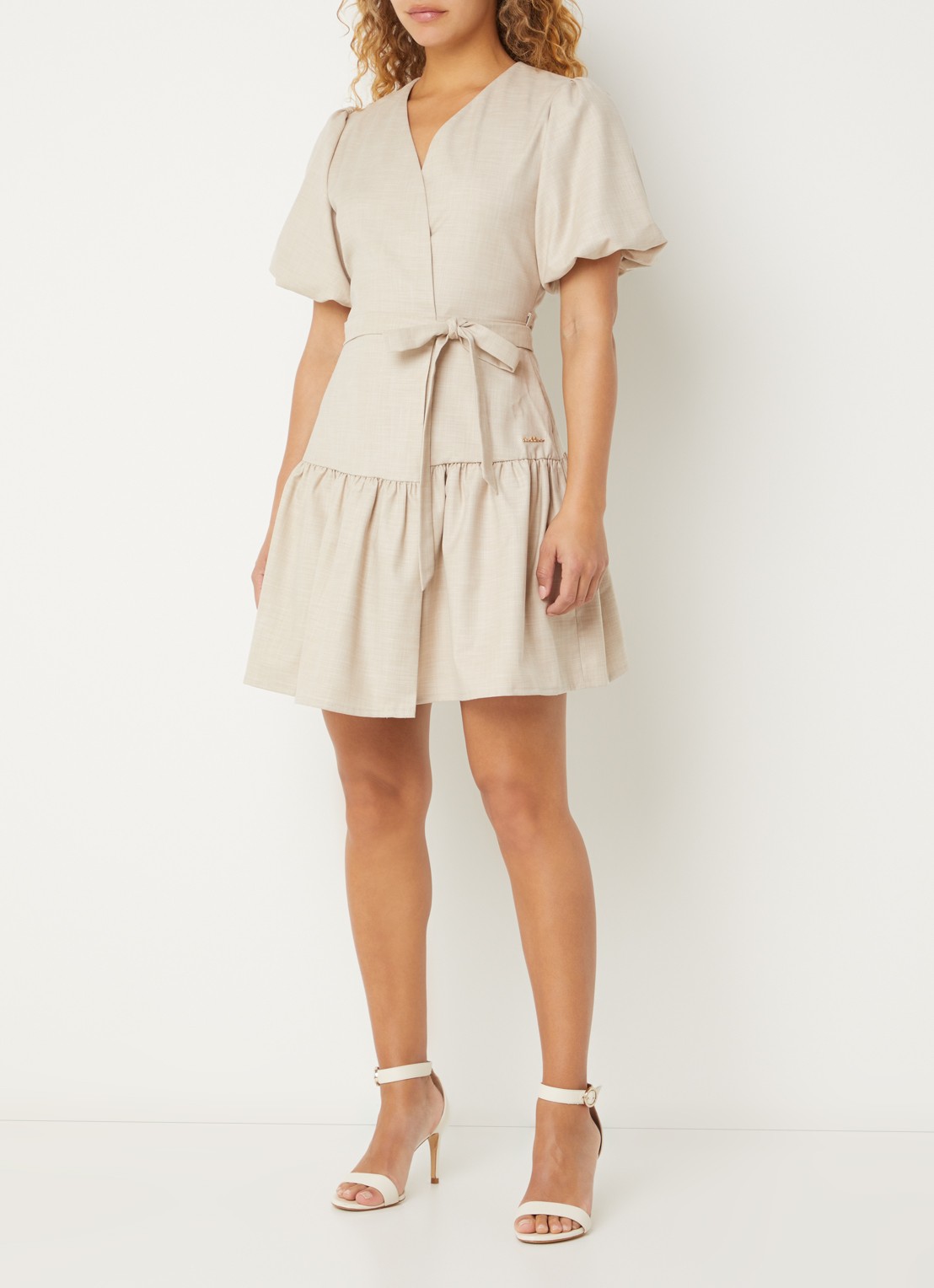 NIKKIE Quito mini wikkeljurk met ballonmouw - voorkant 3 beige