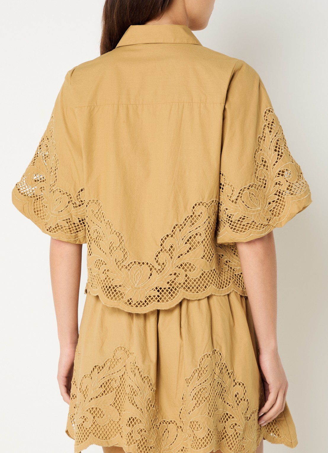 NIKKIE Rabano blouse met broderie - achterkant camel