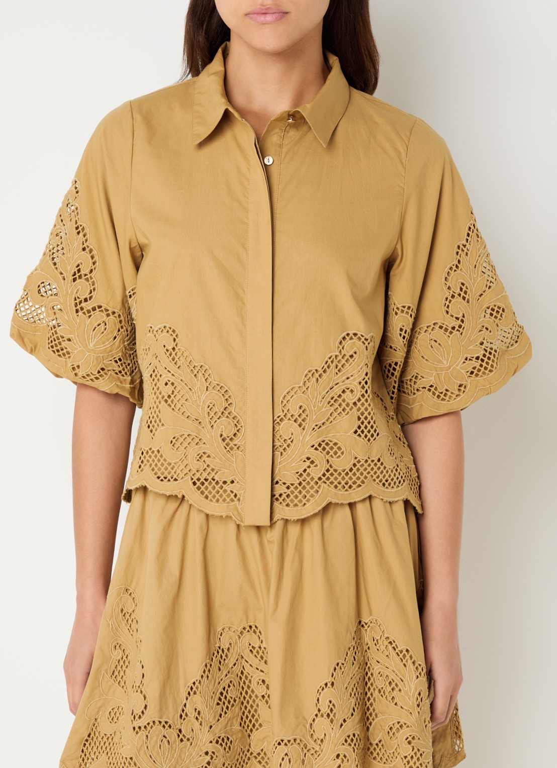 NIKKIE Rabano blouse met broderie - detail 4 camel