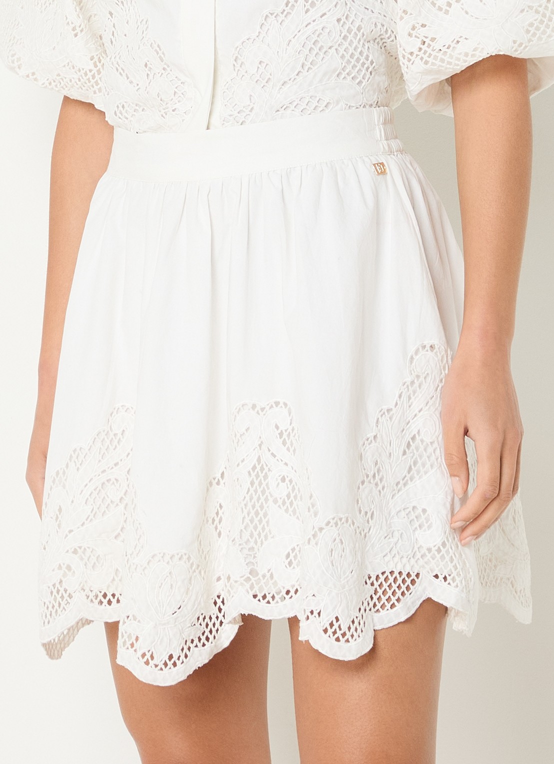 NIKKIE Rabano mini A-lijn rok met broderie - detail 4 wit