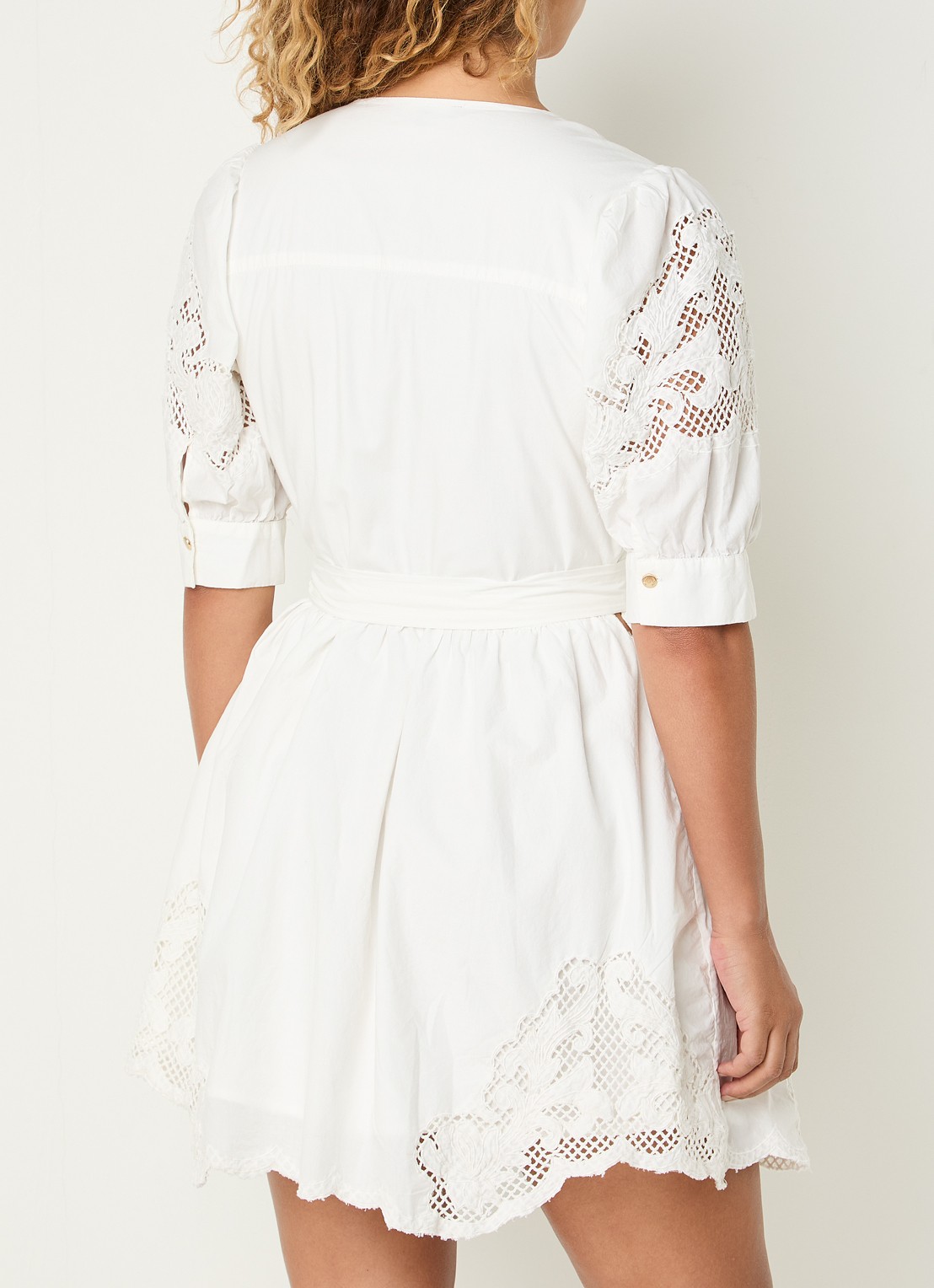 NIKKIE Rabano mini wikkeljurk met broderie - achterkant 2 wit