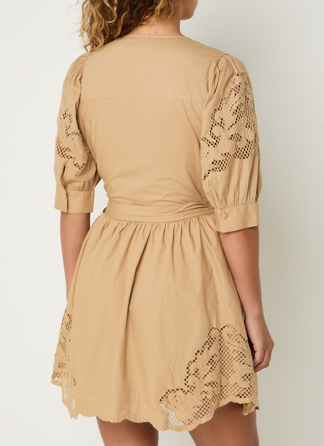 NIKKIE Rabano mini wikkeljurk met broderie - achterkant 2 camel